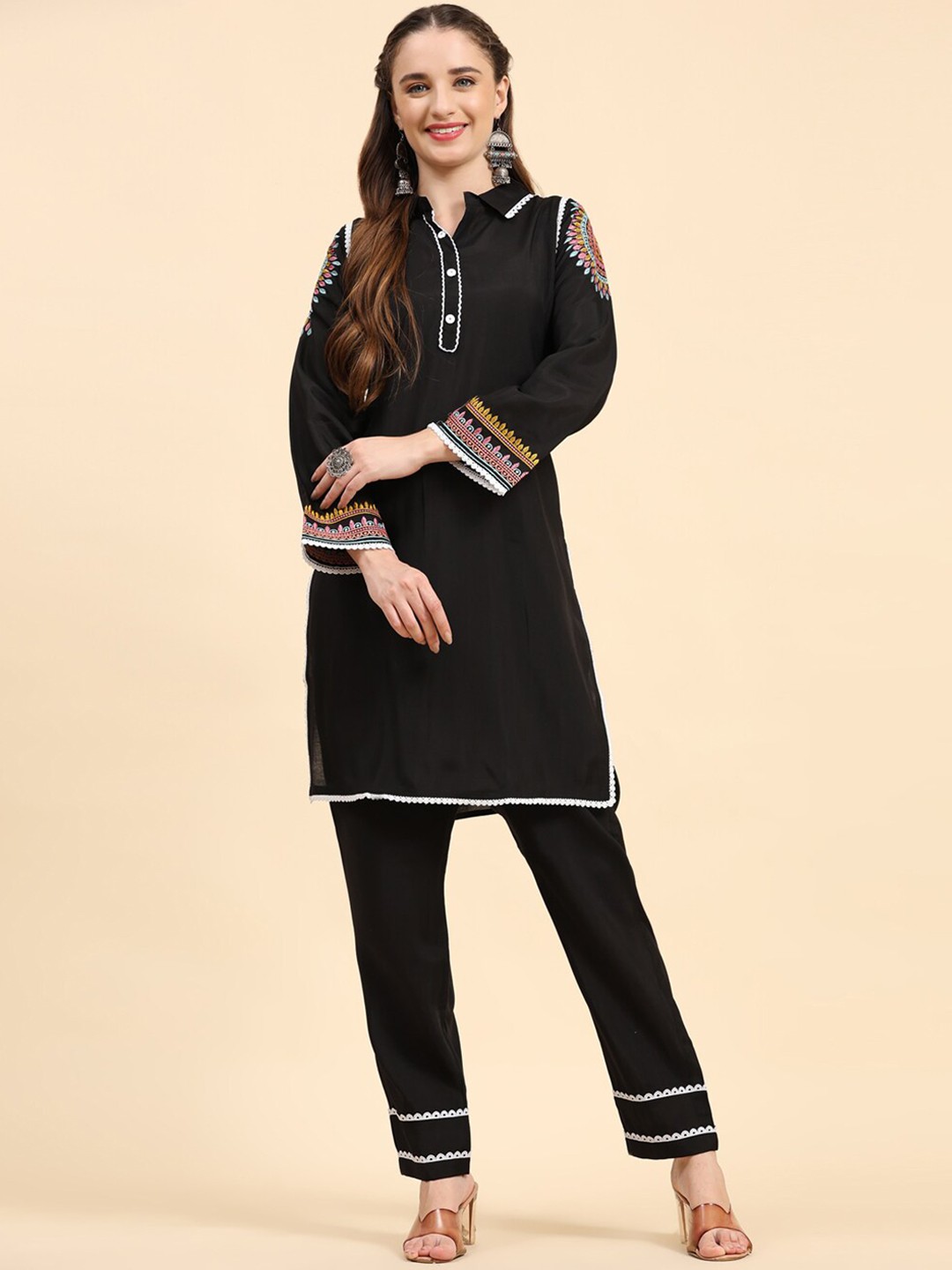 

Growish Ethnic Motifs Embroidered Kurta With Trouser, Black