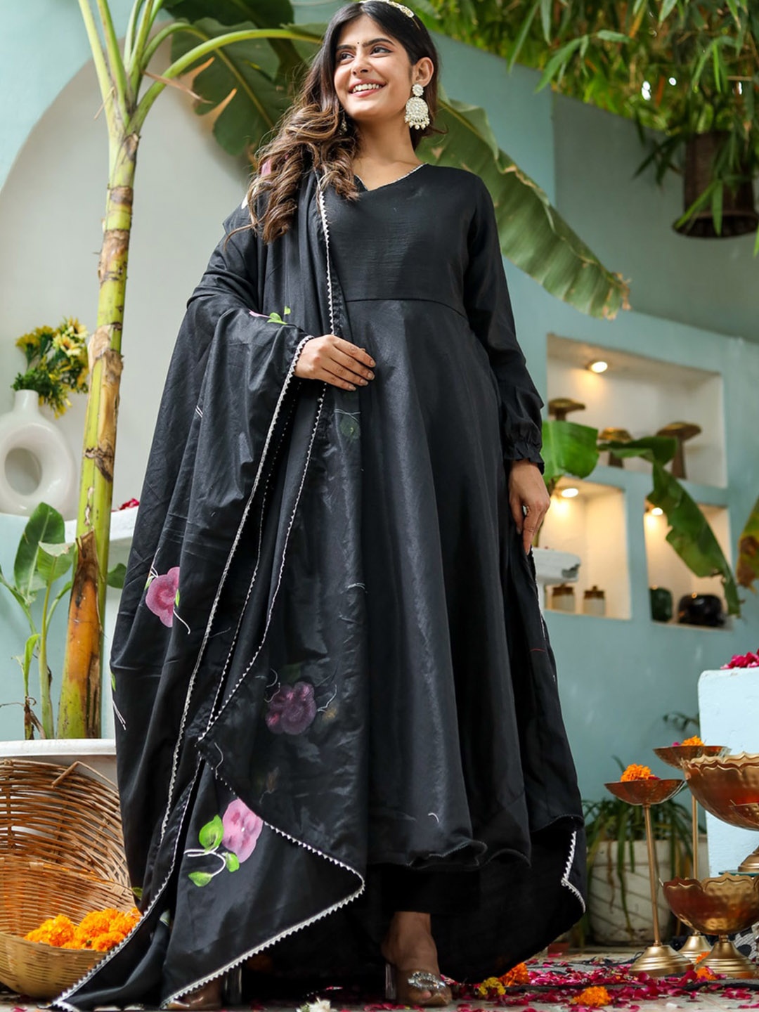 

KIDPORIUM V-Neck Cuffed Sleeve Anarkai Gotta Patti Satin Kurta With Trousers & Dupatta, Black