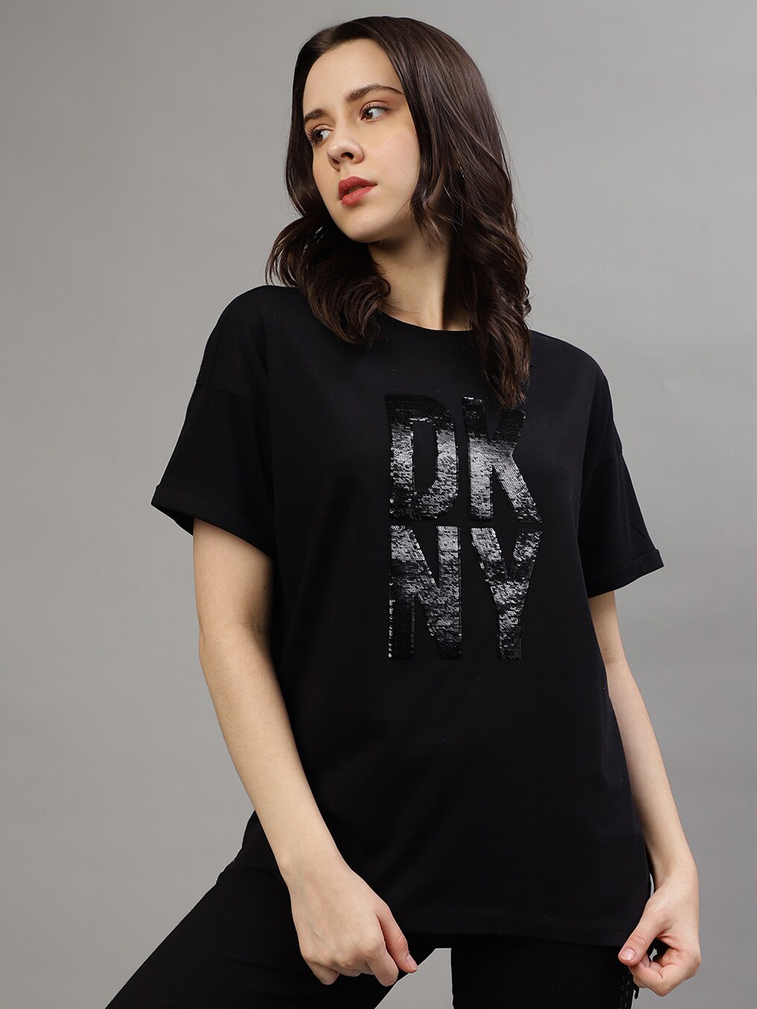 

DKNY Typography Printed Drop-Shoulder Sleeves Embellished Pure Cotton Longline T-shirt, Black