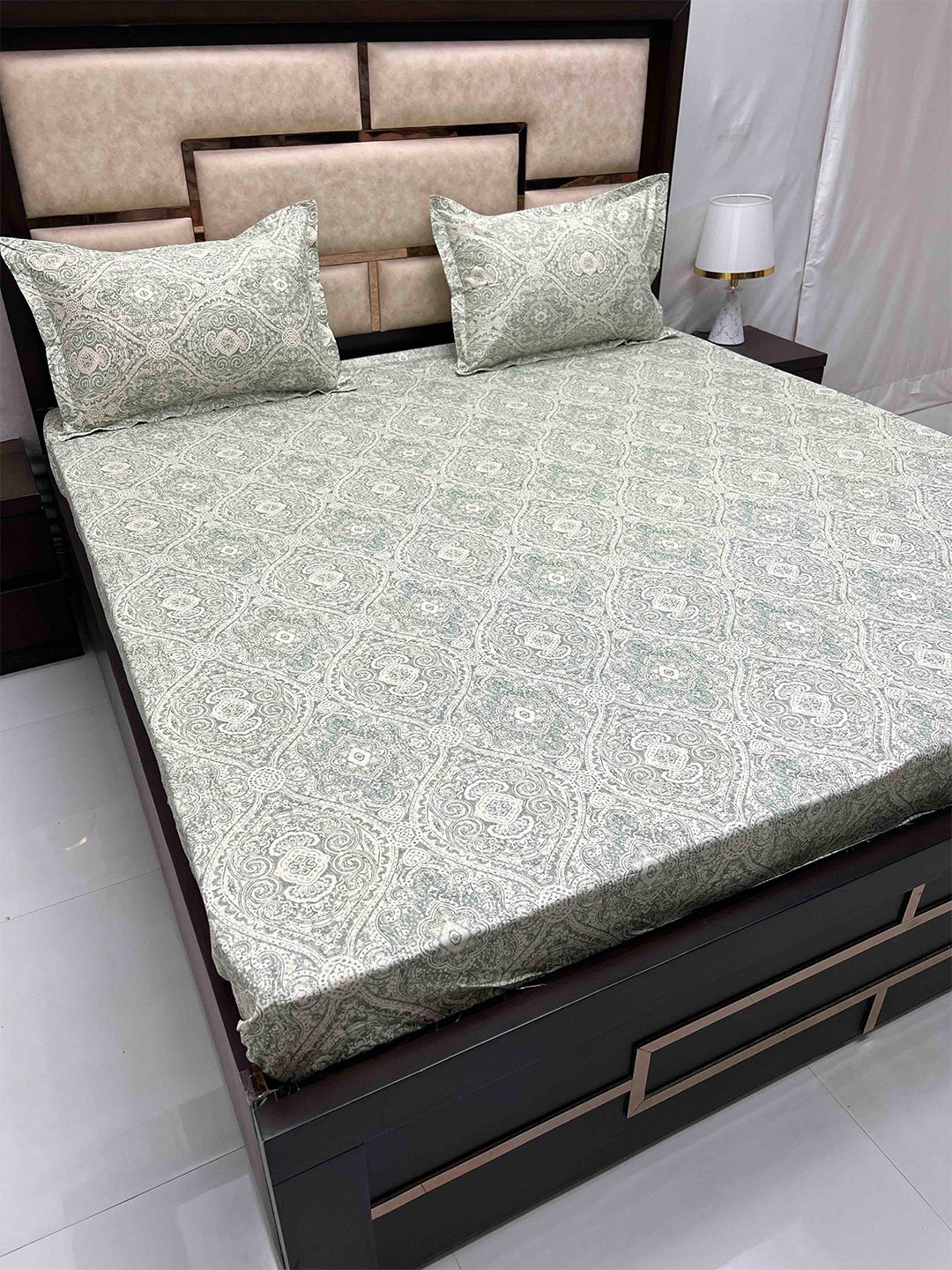 

Pure Decor Royal Velar Green & White Ethnic Motifs Cotton King Bedsheet &2 Pillow Covers