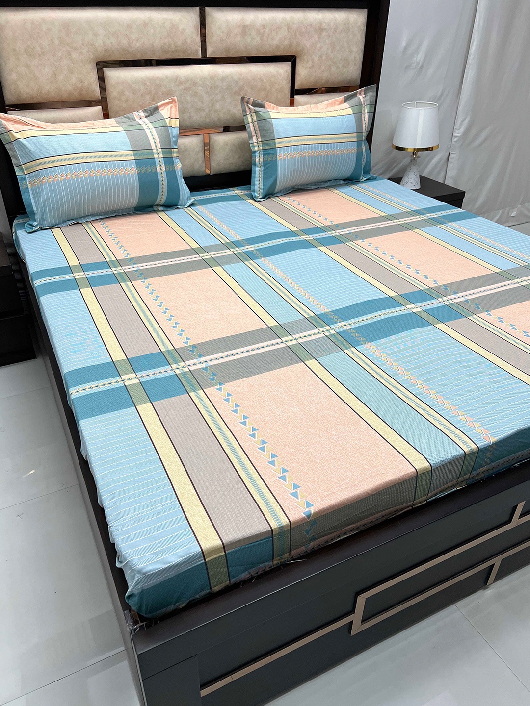 

Pure Decor Royal Velar Blue Geometric Cotton 380 TC King Bedsheet with 2 Pillow Covers, Peach