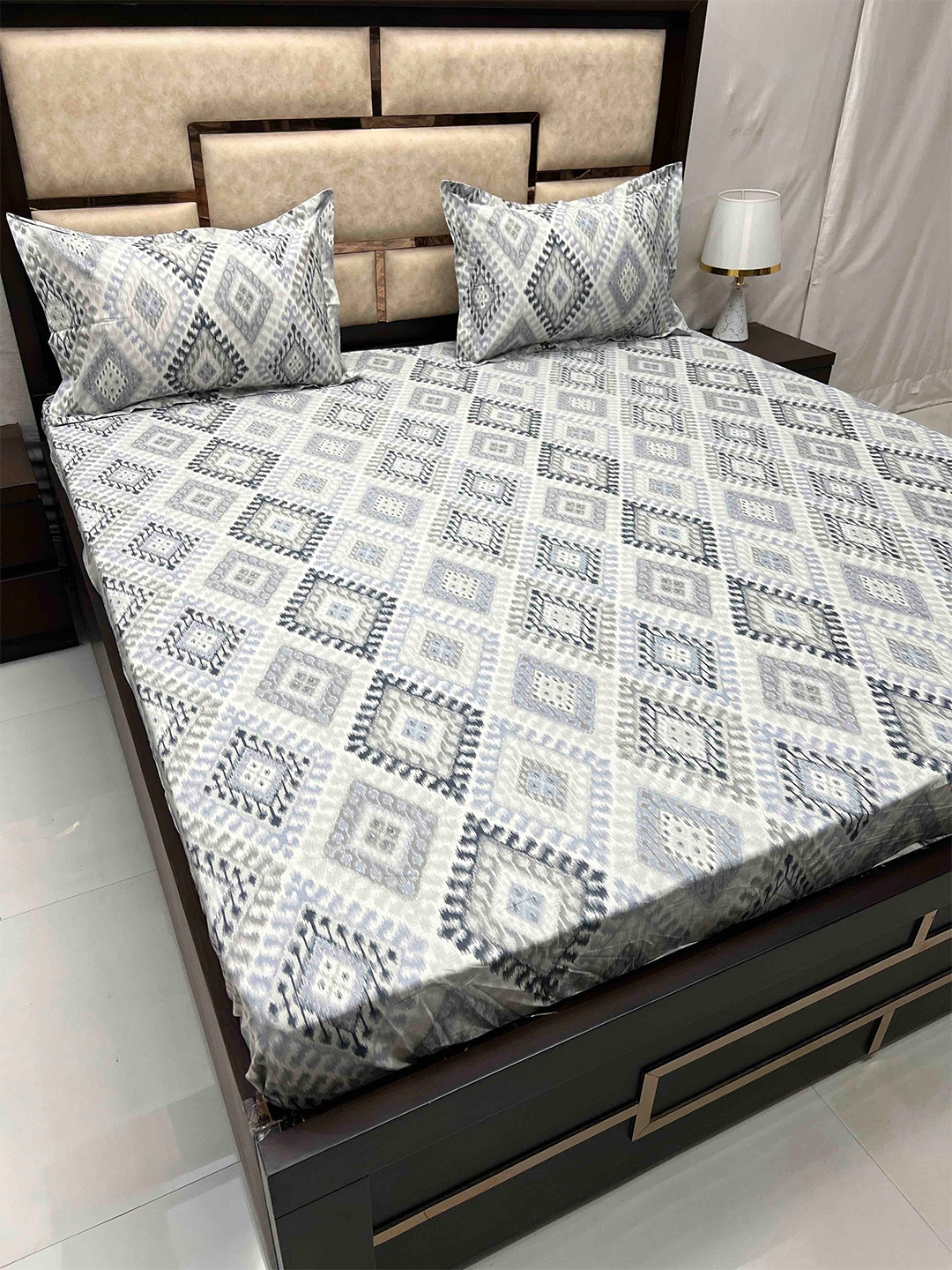

Pure Decor Royal Velar Grey Geometric Cotton King Bedsheet with 2 Pillow Covers