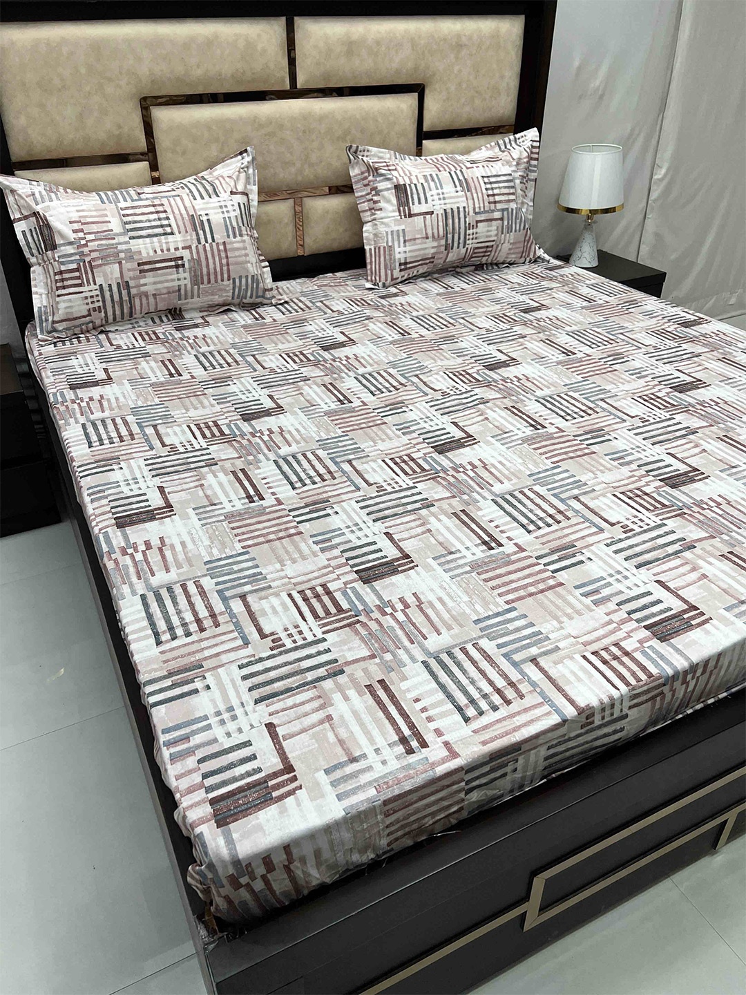 

Pure Decor Villa Maroon Abstract Cotton 380 Tc King Bedsheet with 2 Pillow Covers