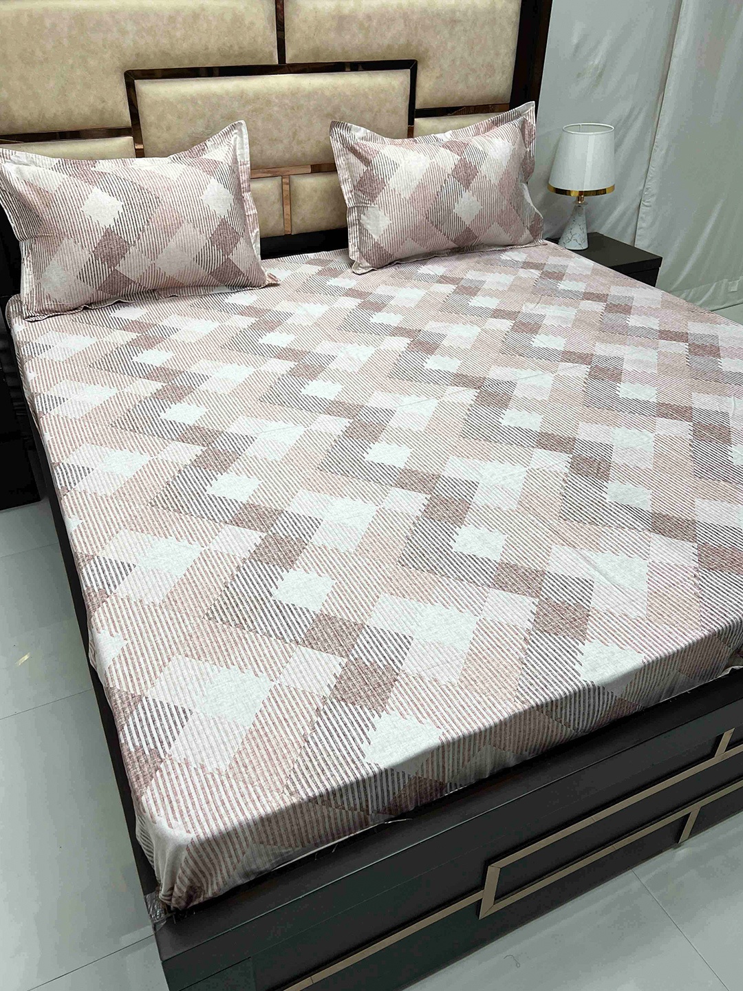 

Pure Decor Divine Fur Brown Geometric 400 TC King Bedsheet with 2 Pillow Covers, White