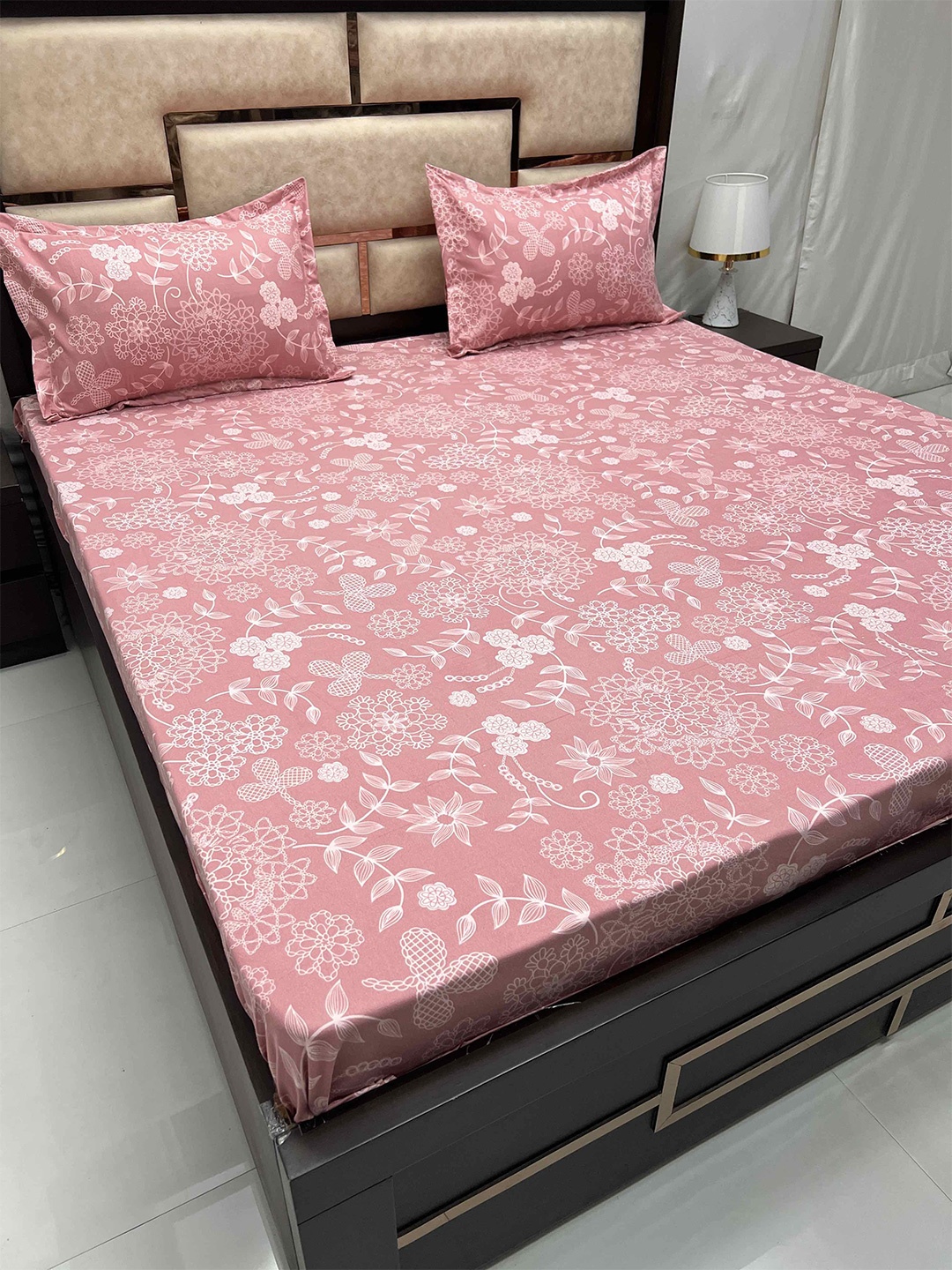 

Pure Decor Amulya Pink & White Floral 260 TC Queen Bedsheet with 2 Pillow Covers