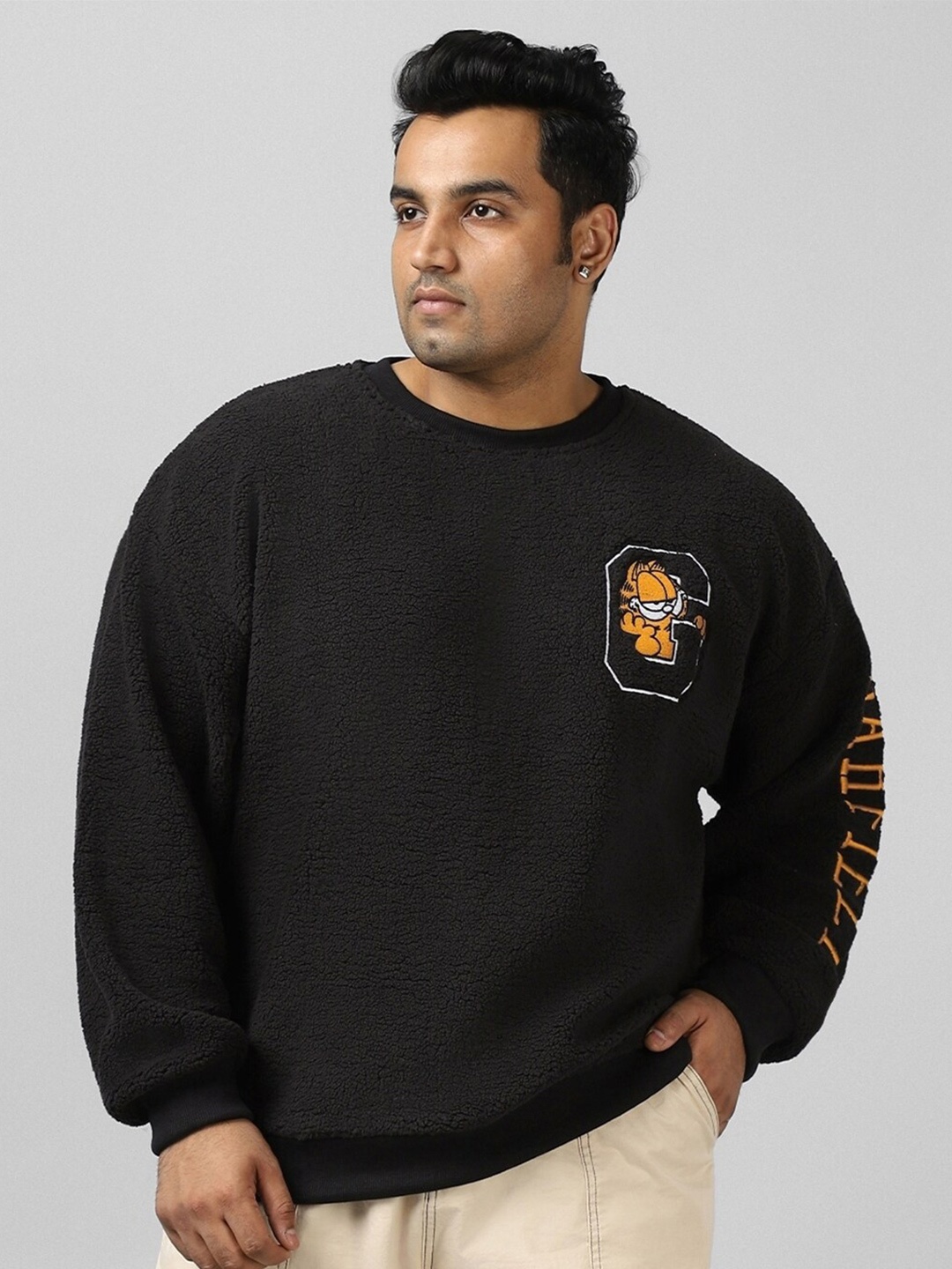 

Bewakoof Plus Garfield Embroidered Pullover Oversized Sweatshirt, Black