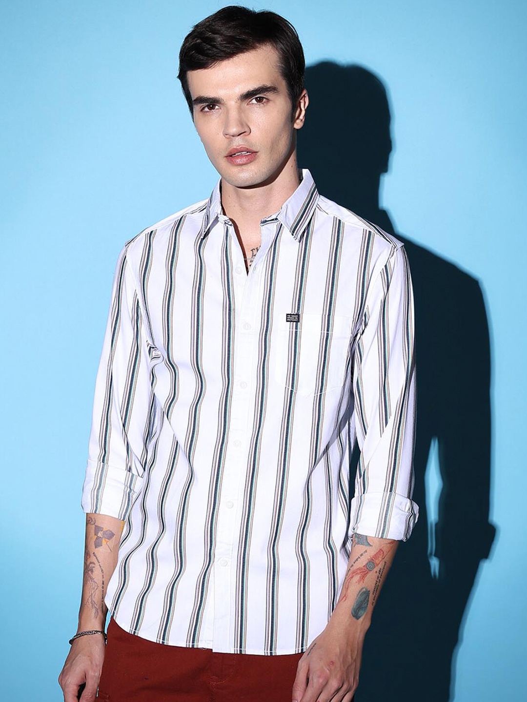 

The Indian Garage Co White Slim Fit Vertical Striped Spread Collar Cotton Casual Shirt