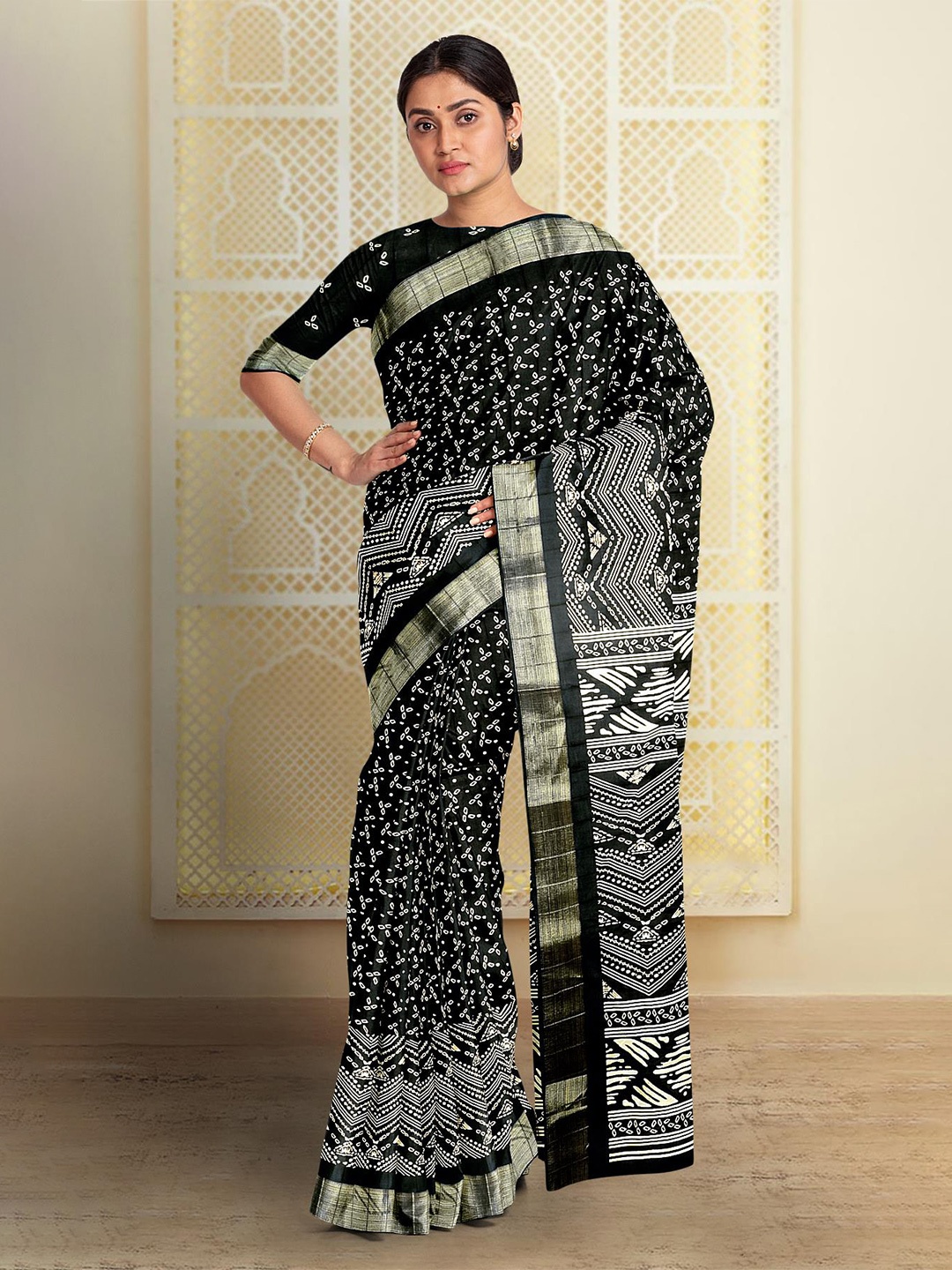 

Kalamandir Abstract Printed Zari Saree, Black