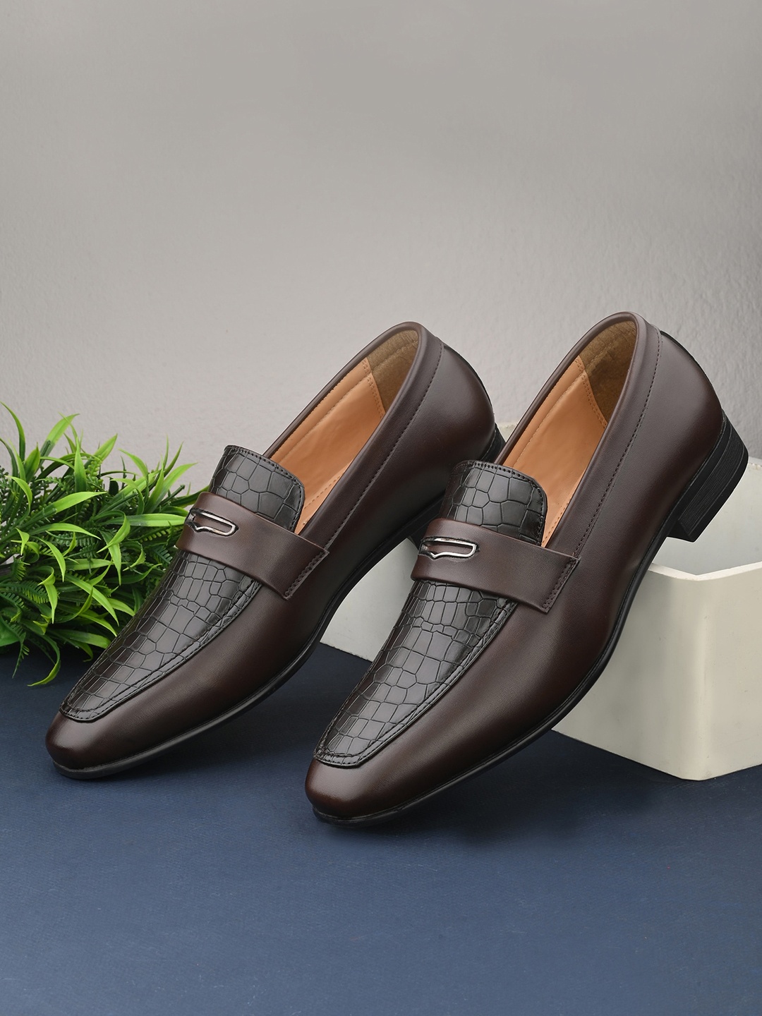 

INVICTUS Men Textured Slip-On Formal Loafers, Brown