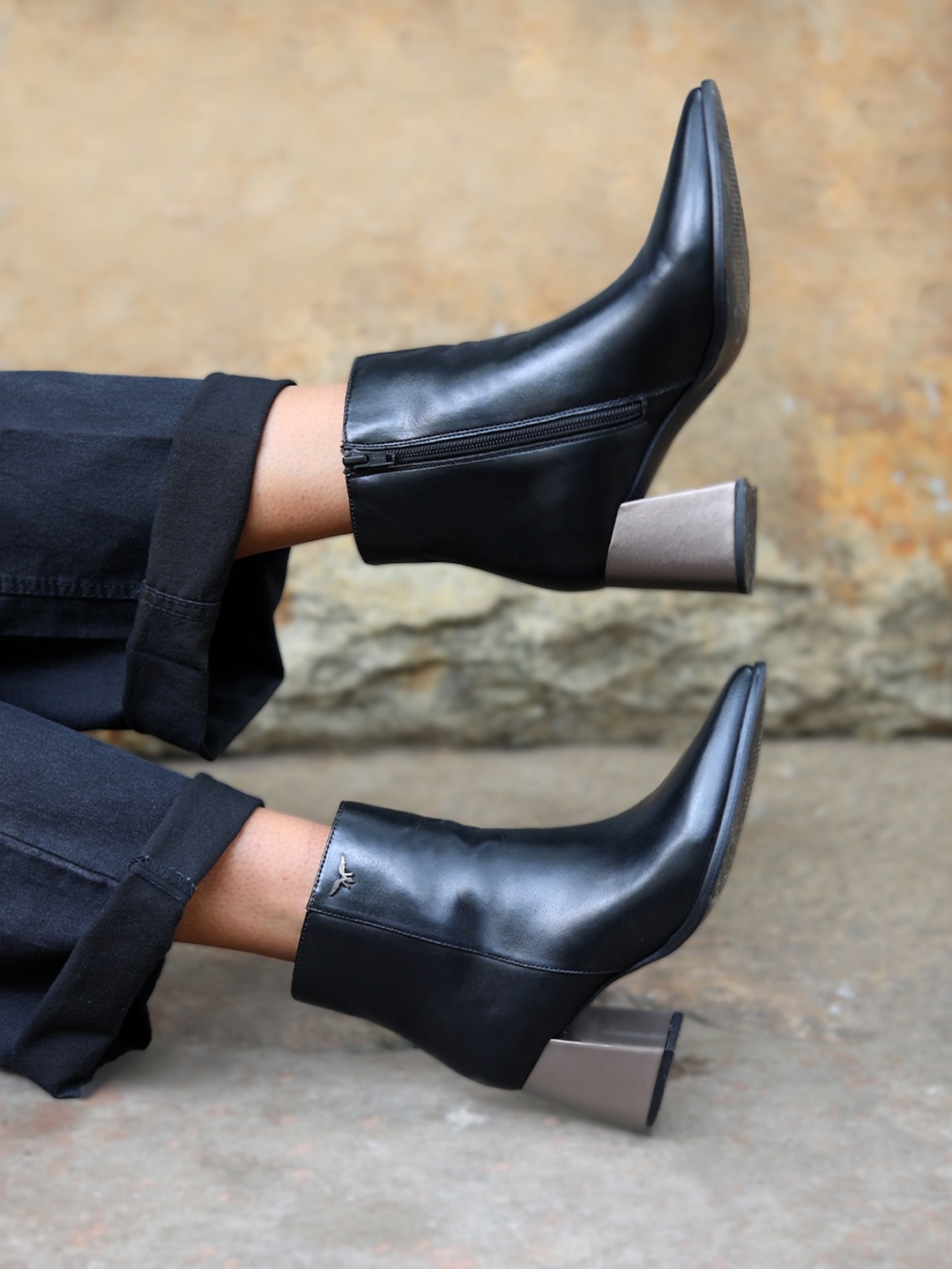 

Monrow Women Bellezza Pointed Toe Block-Heeled Regular Boots, Black