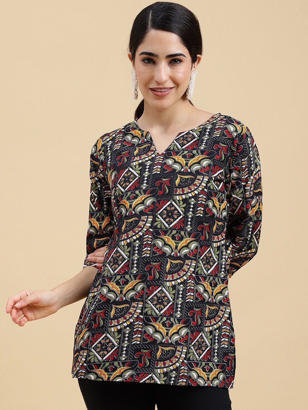 

J Turritopsis Black Floral Printed V-Neck Kurti