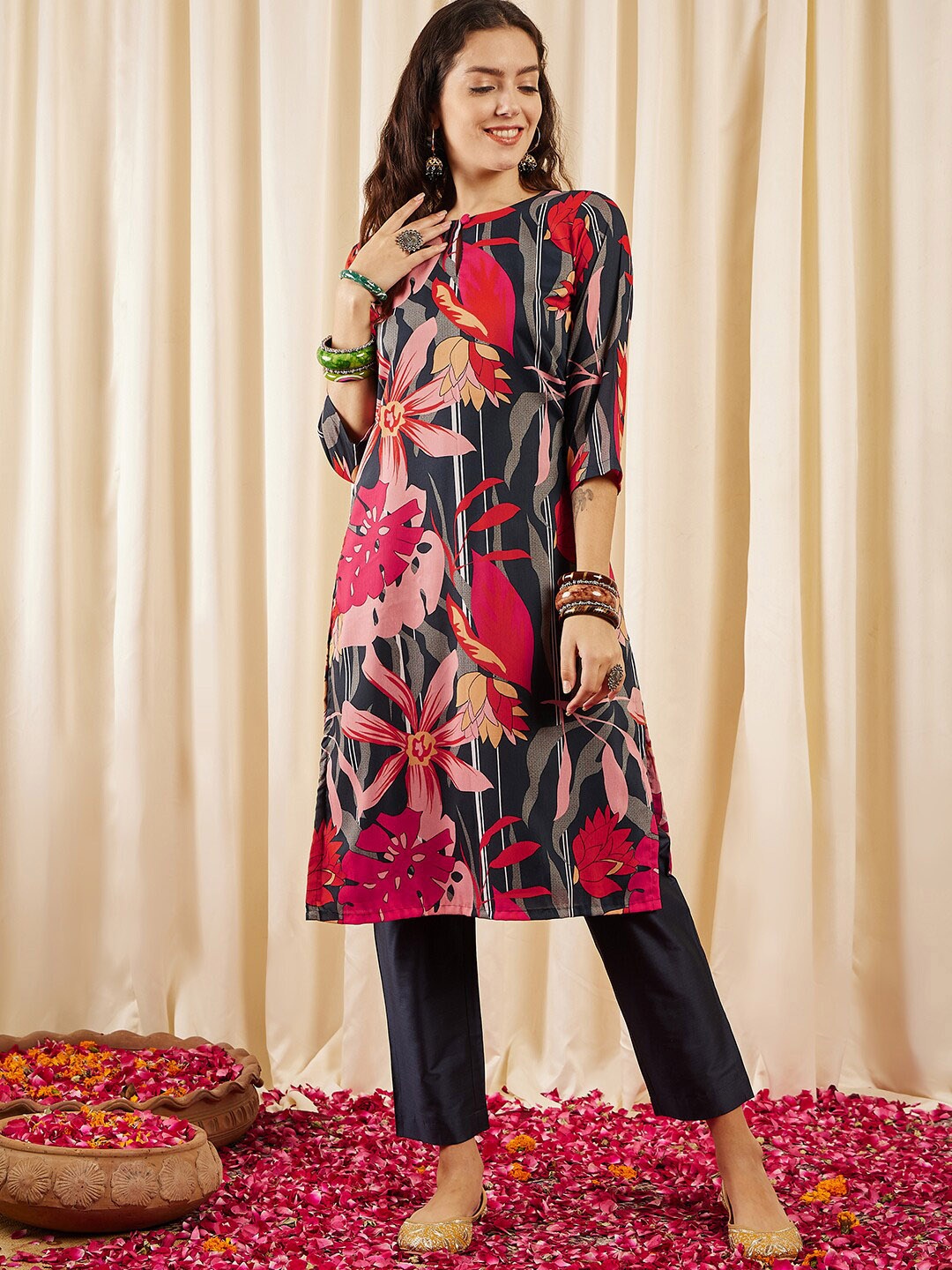 

Inddus Floral Printed Regular Kurta With Trousers, Navy blue