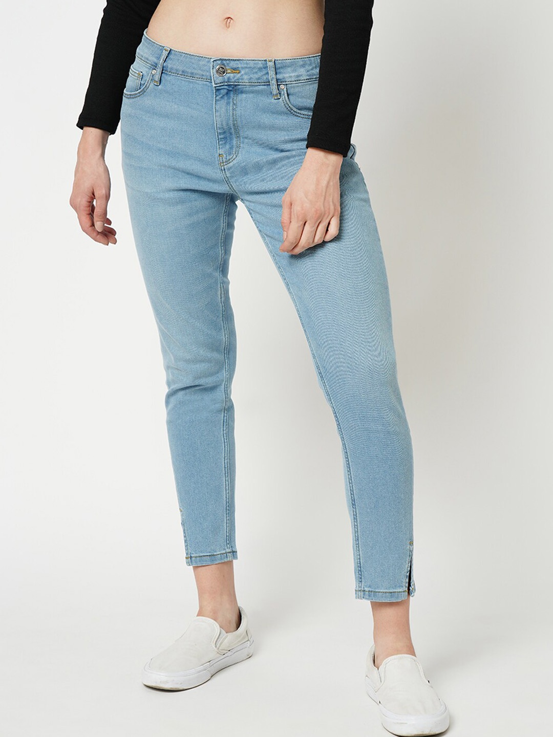 

ONLY Women Mom Fit Light Fade Clean Look Heavy Fade Cropped Stretchable Jeans, Blue