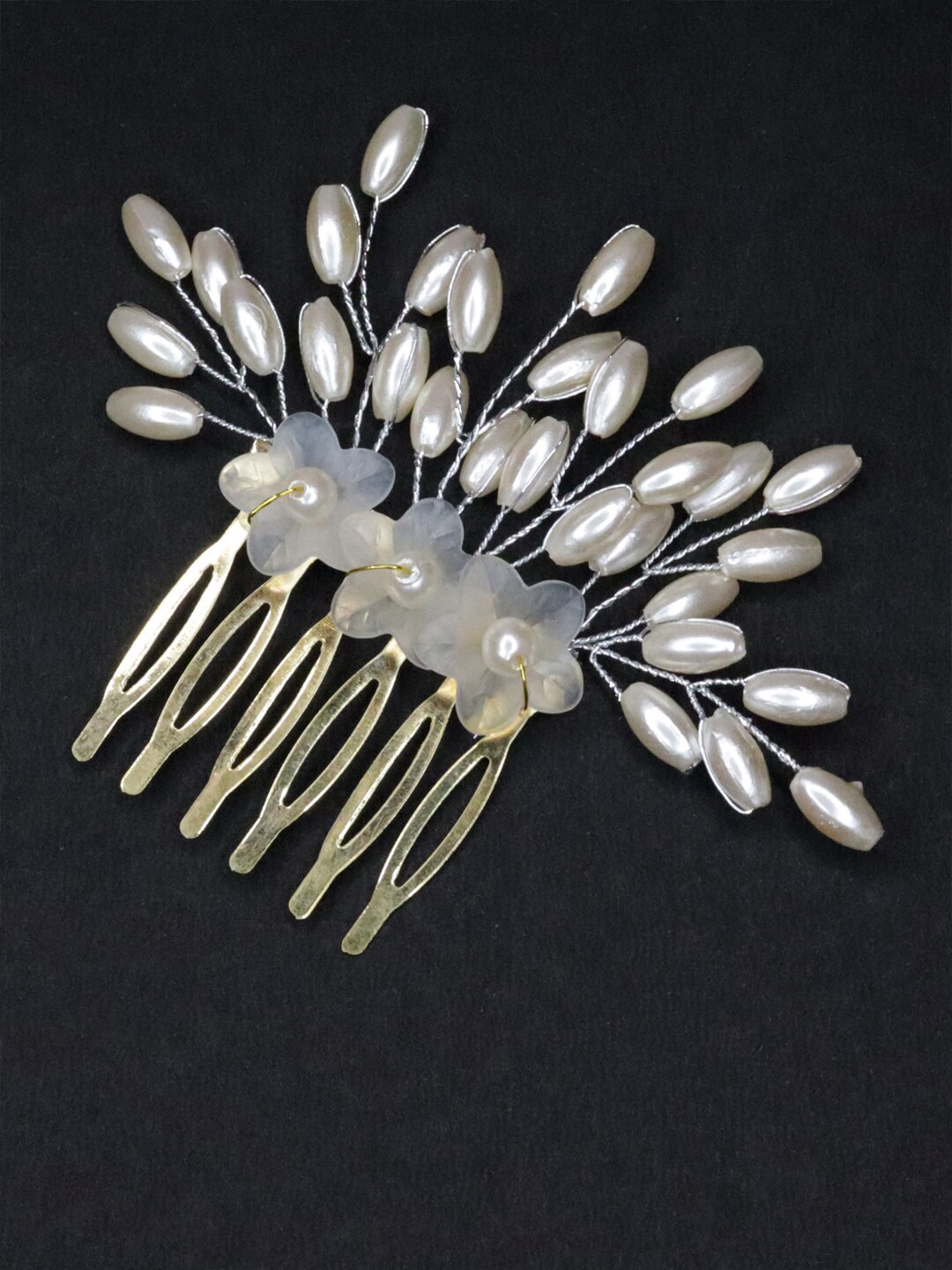 

Krelin Floral Embellished Lightweight & Durable Comb Pin, White