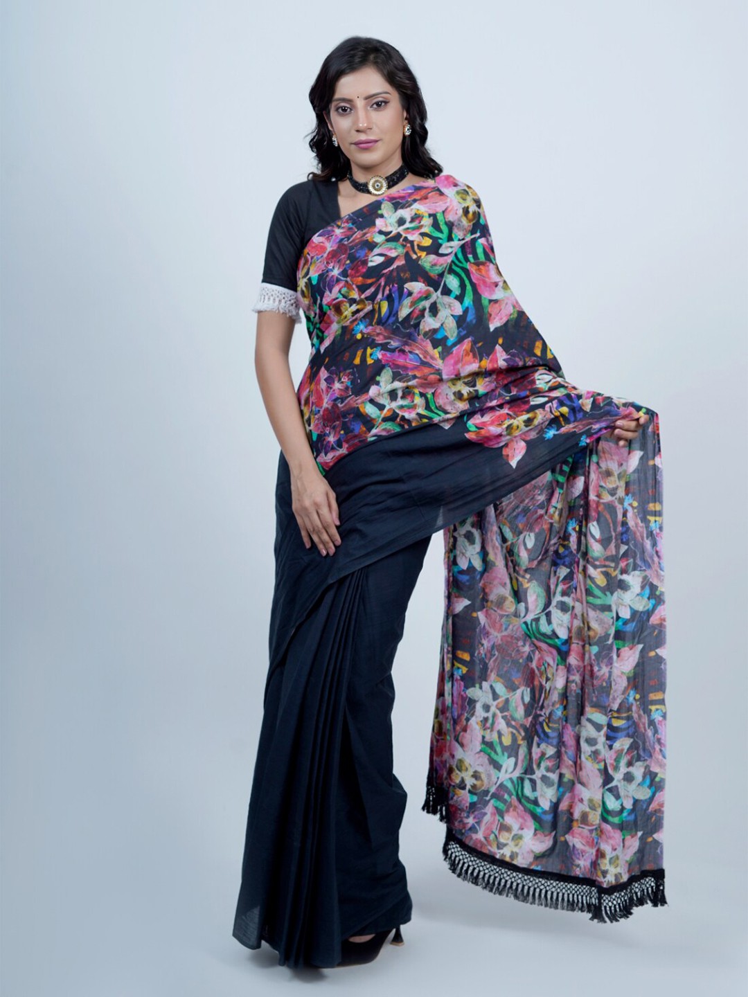 

BUTA BUTI Floral Printed Pure Cotton Saree, Navy blue