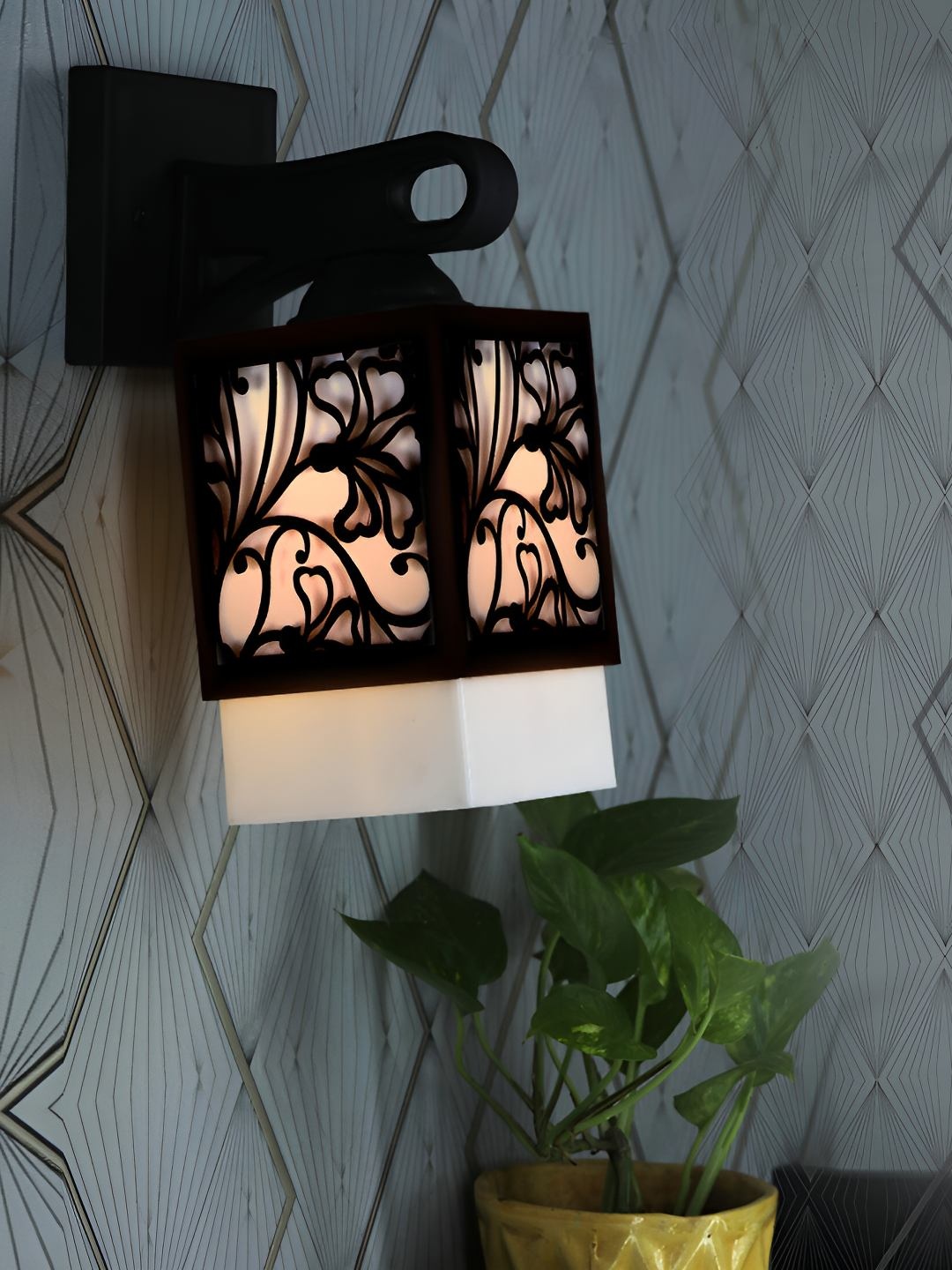 

Afast Black Textured Wooden Traditional Square Shaped Wall Lamp