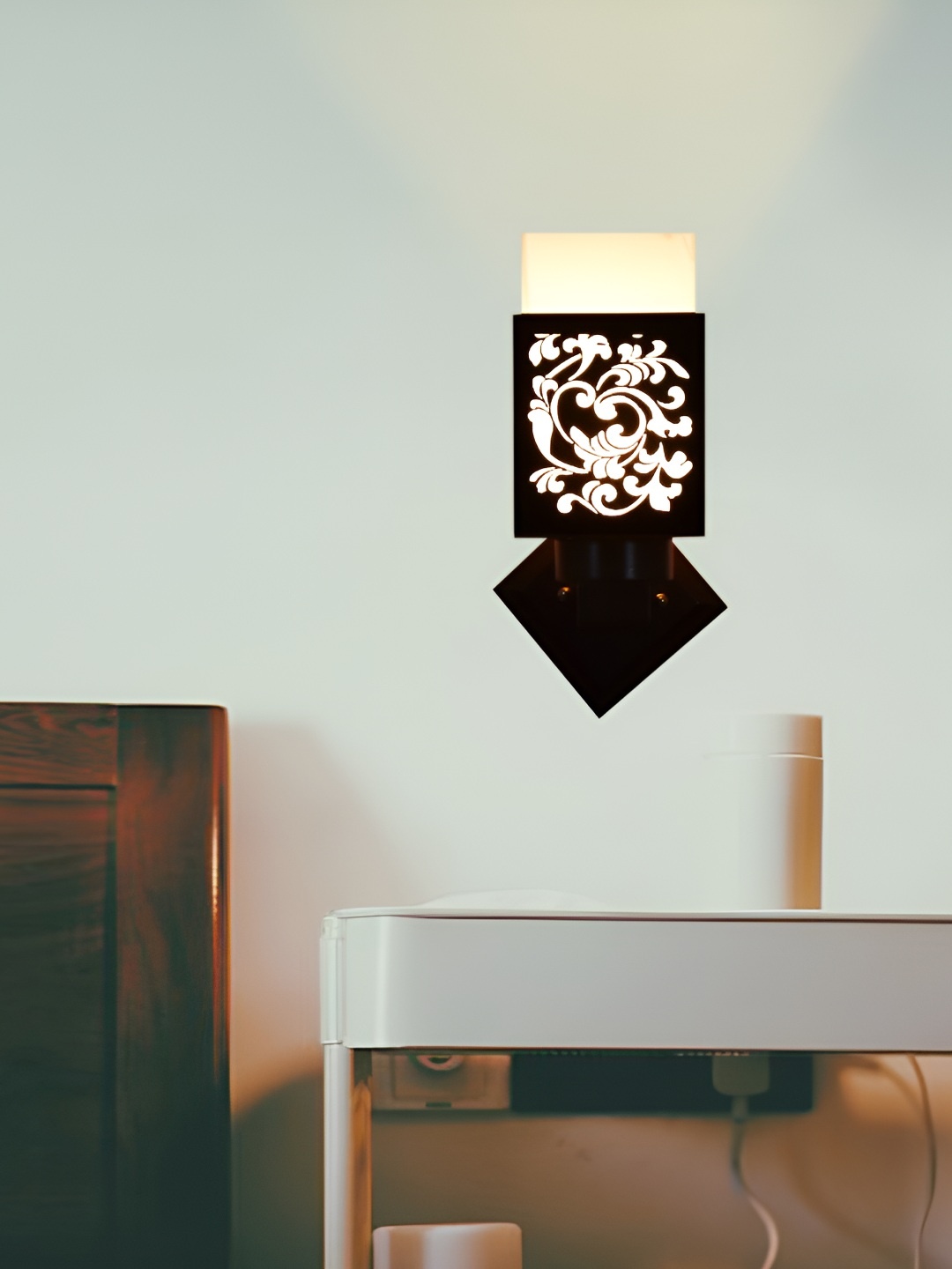 

Afast Brown Wooden Traditional Square Shaped Wall Lamp