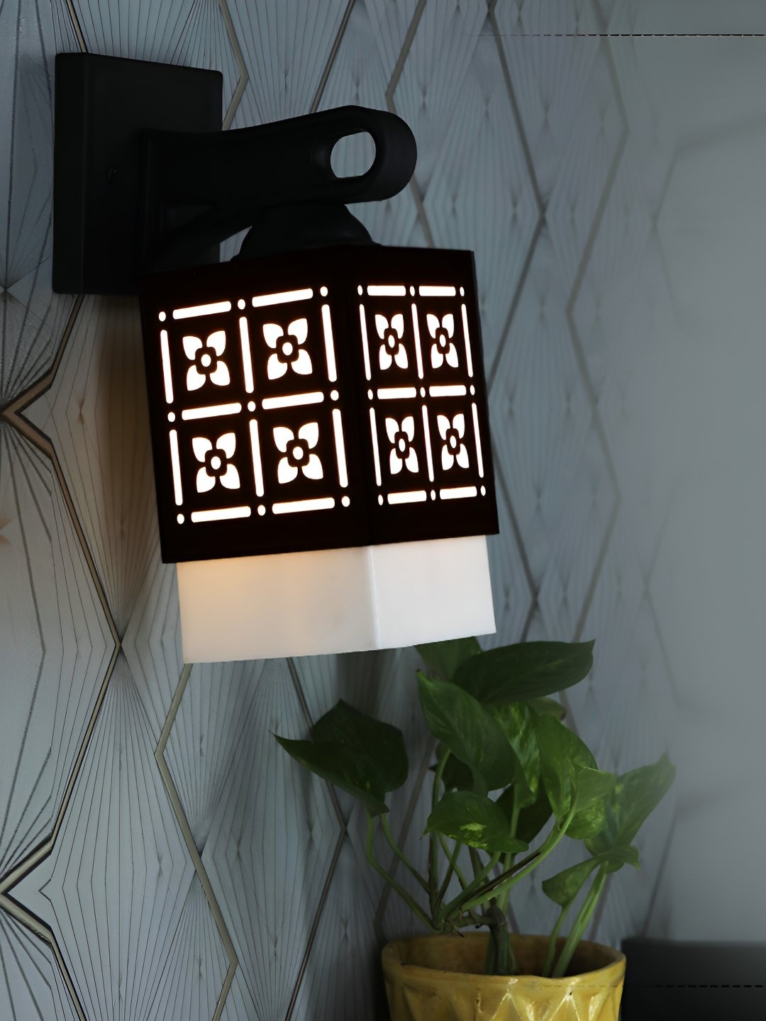 

Afast Black Wooden Traditional Square Shaped Wall Lamp