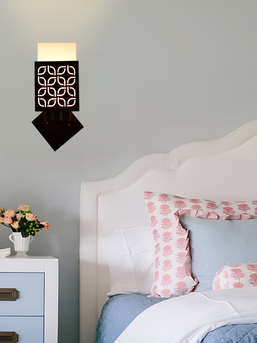 

Afast Black & White Wooden Traditional Square Shaped Wall Lamp