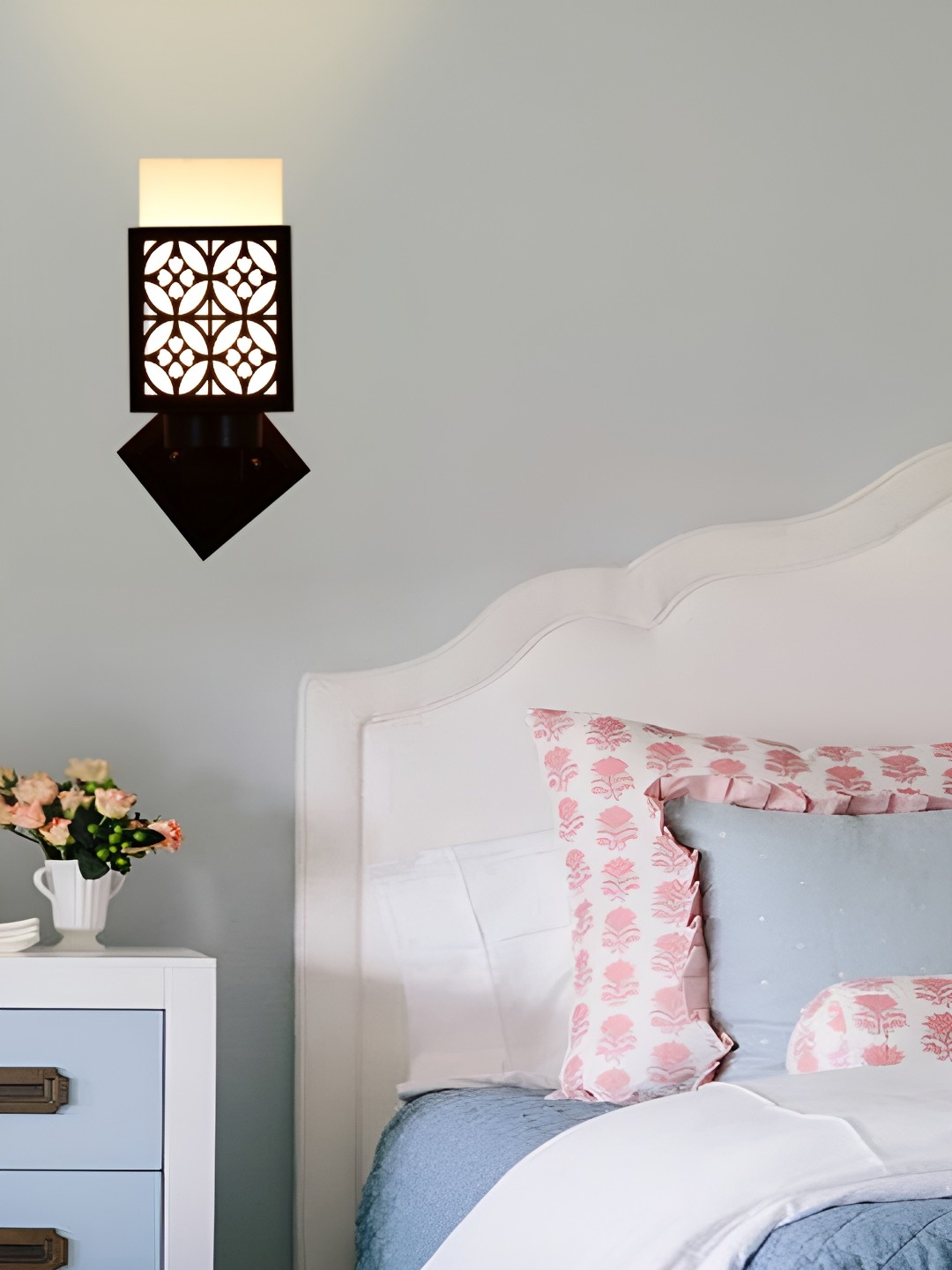 

Afast Black & White Wood Traditional Textured Square Shaped Wall Lamp