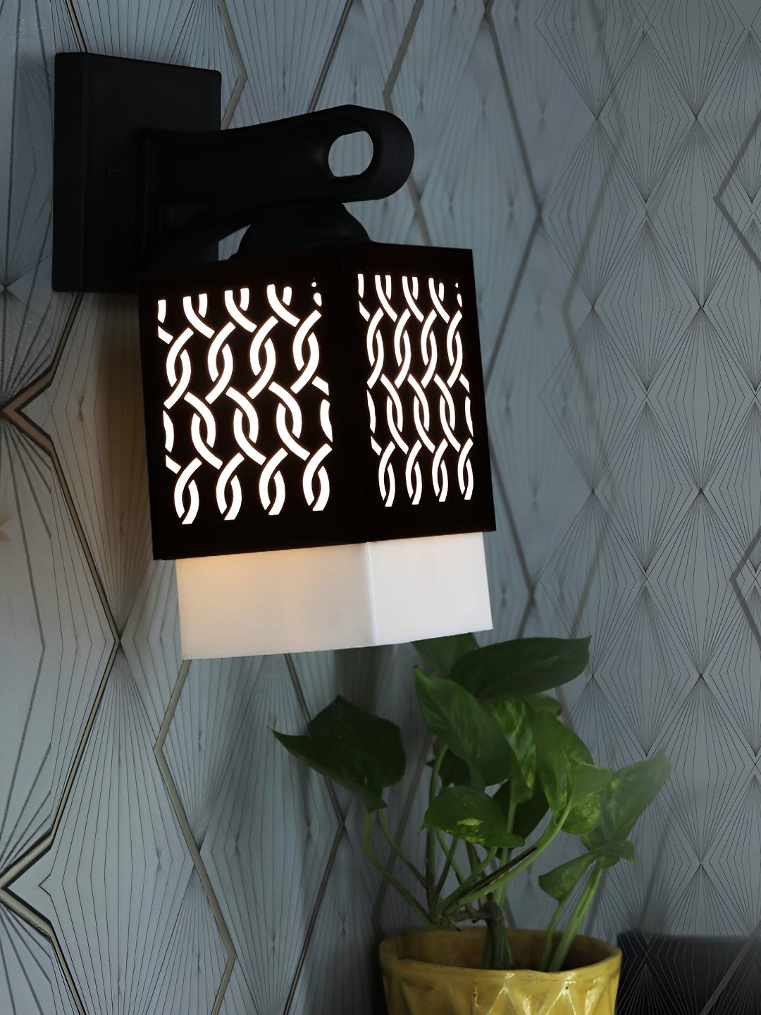 

Afast Black Wood Traditional Square Shaped Wall Lamp