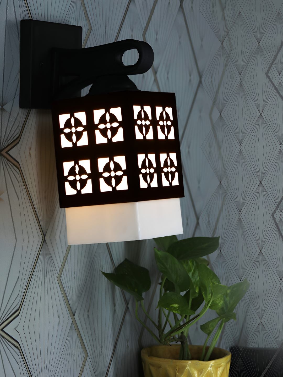 

Afast Black & White Wood Traditional Textured Square Shaped Wall Lamp