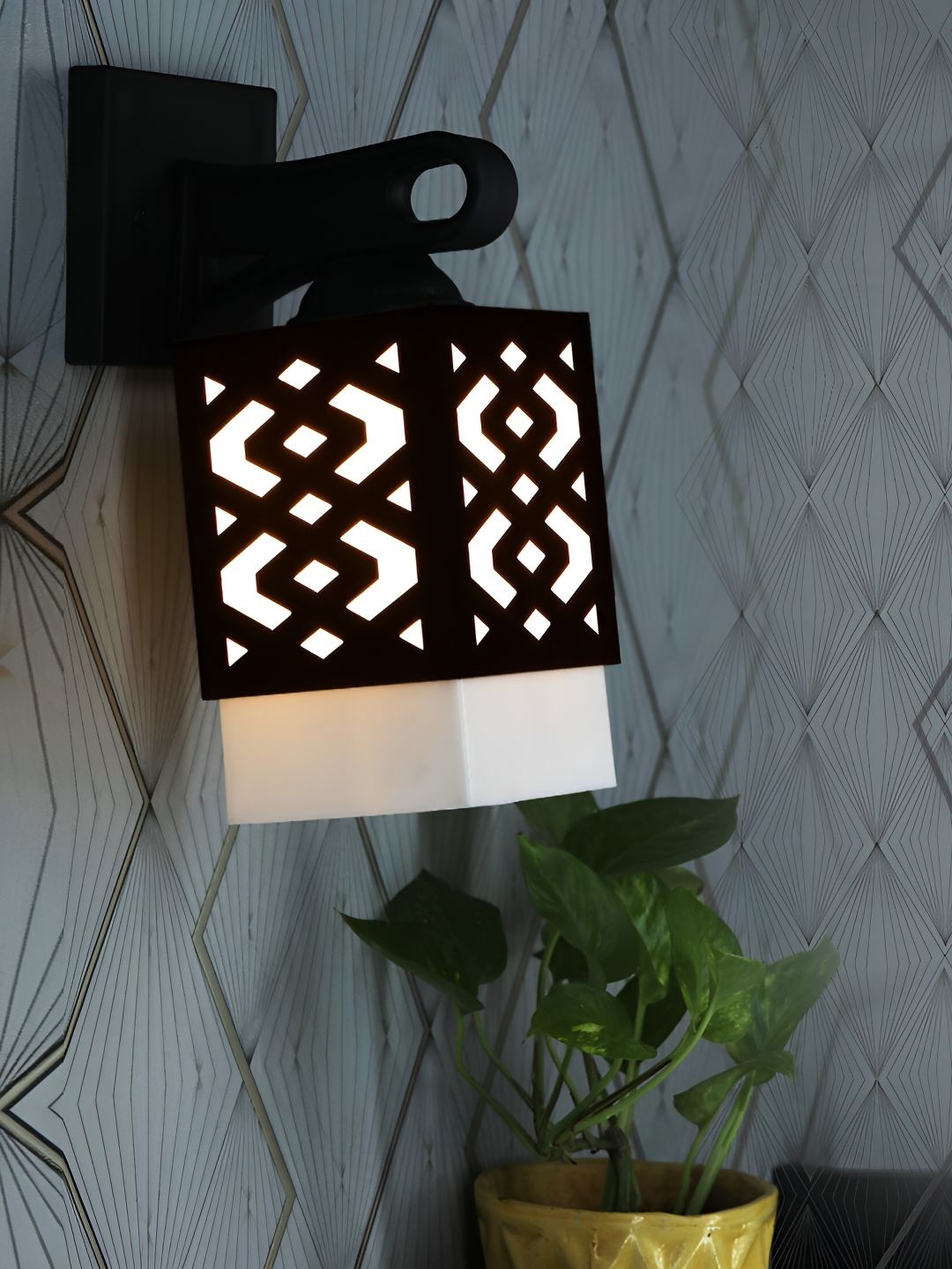 

Afast Black & White Textured Square Shaped Wall Lamp