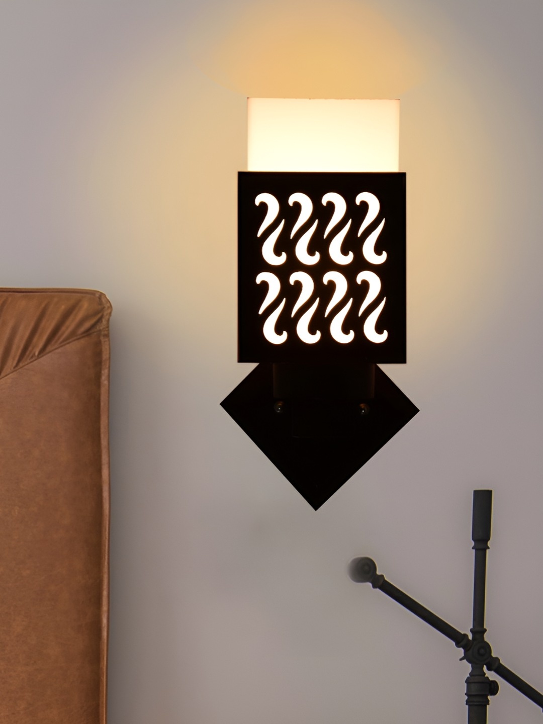 

Afast Black Wood Traditional Square Shaped Wall Lamp