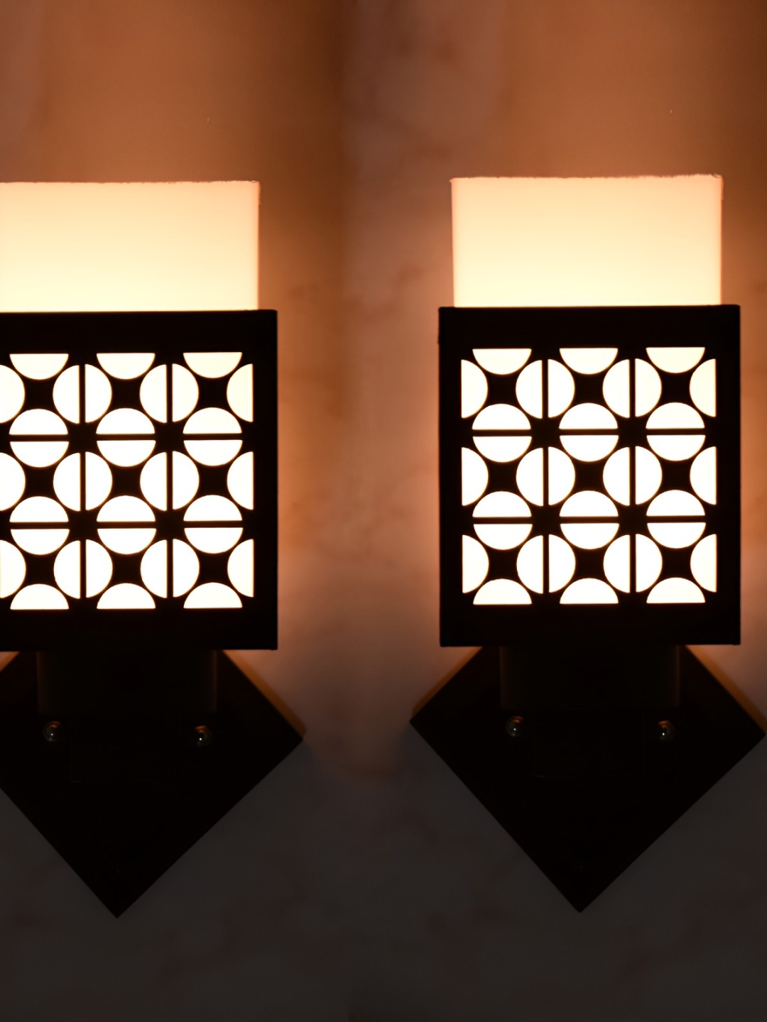 

Afast Black Wood Traditional Square Shaped Wall Lamp