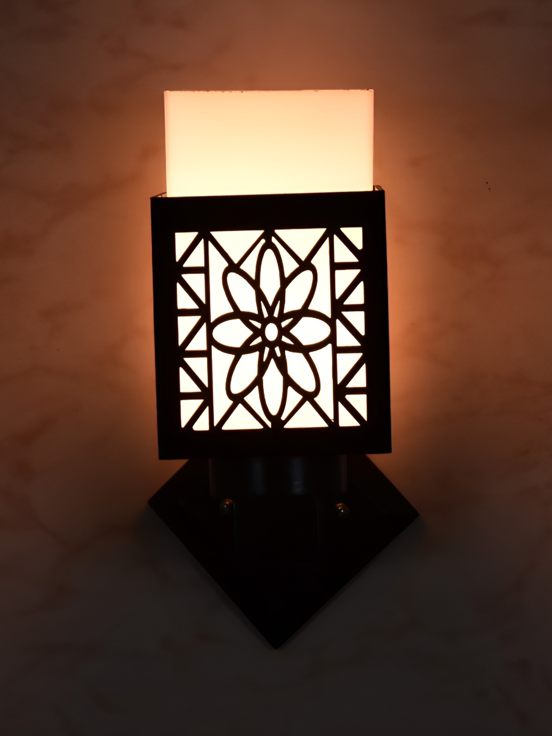 

Afast Black & White Wooden Traditional Square Shaped Wall Lamp