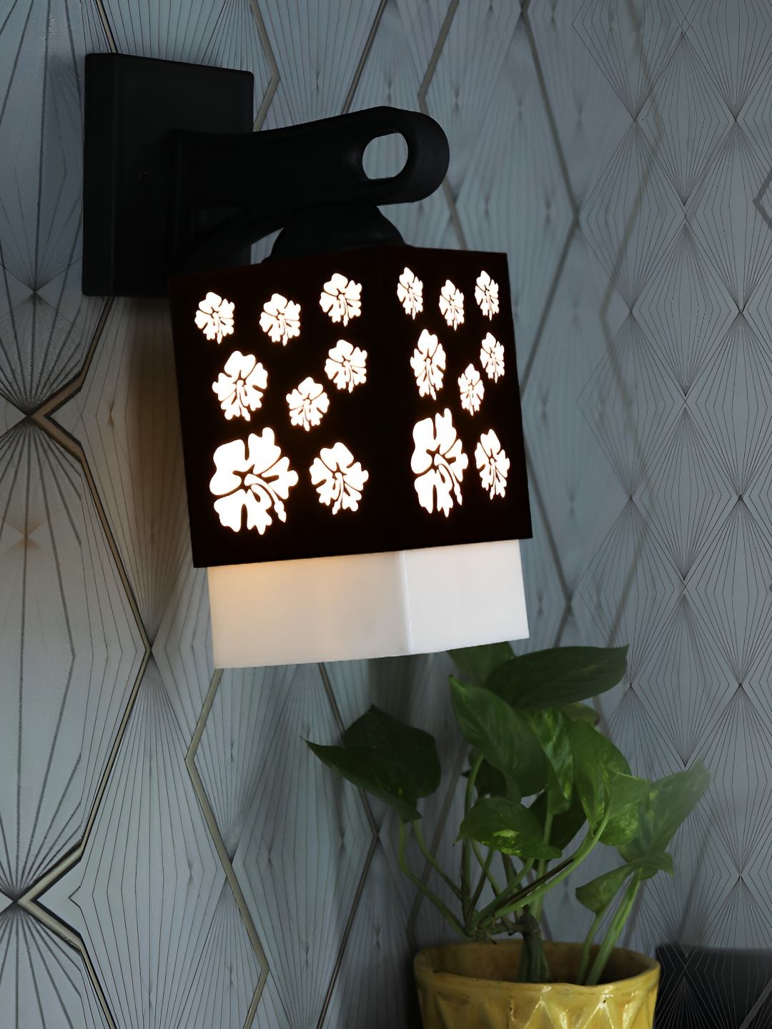 

Afast Black & White Wood Traditional Textured Square Shaped Wall Lamp