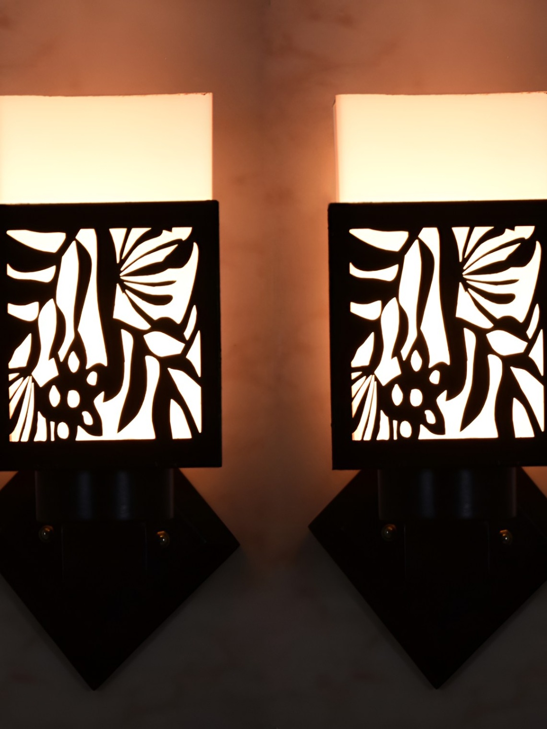 

Afast Black Wood Traditional Square Shaped Wall Lamp
