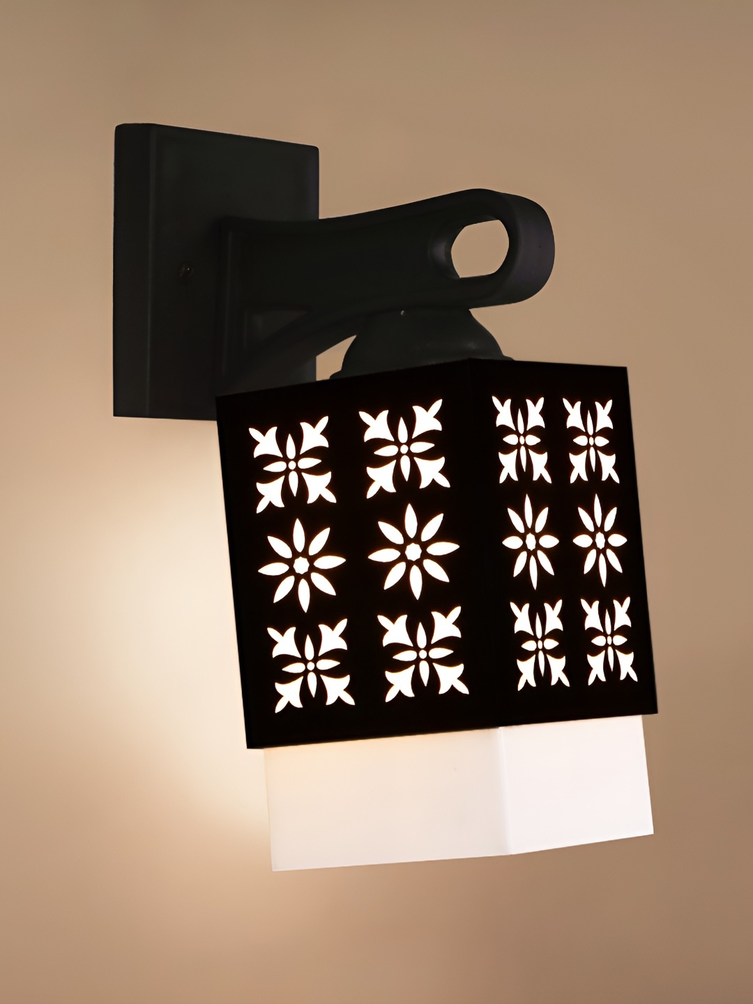

Afast Black & White Wood Traditional Textured Square Shaped Wall Lamp