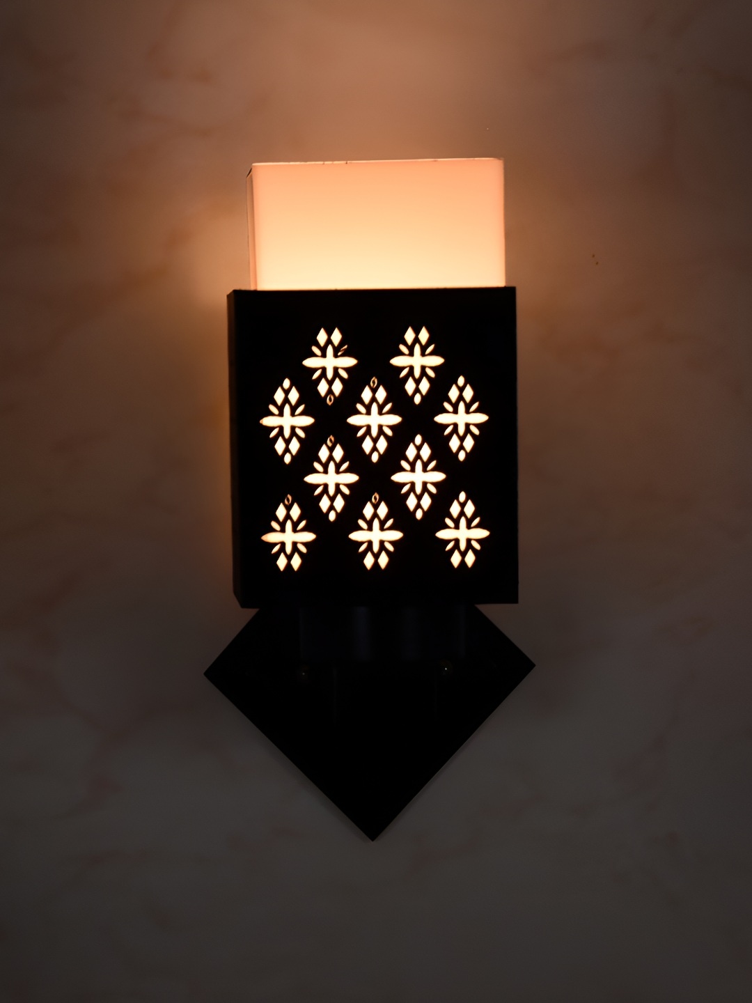 

Afast Black & White Textured Wood Traditional Square Shaped Wall Lamp