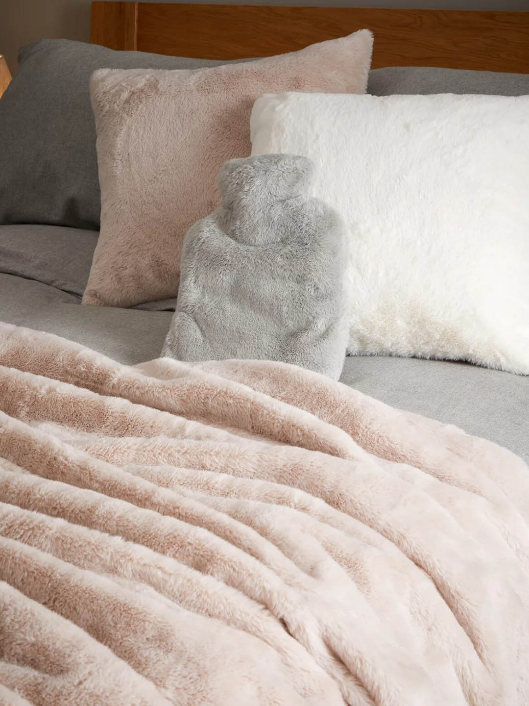 

Marks & Spencer Pink Supersoft Faux Fur Throw