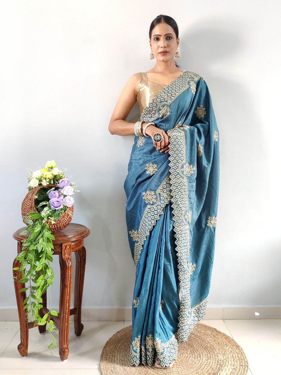 

DIVASTRI Embellished Sequinned Pure Georgette Saree, Blue
