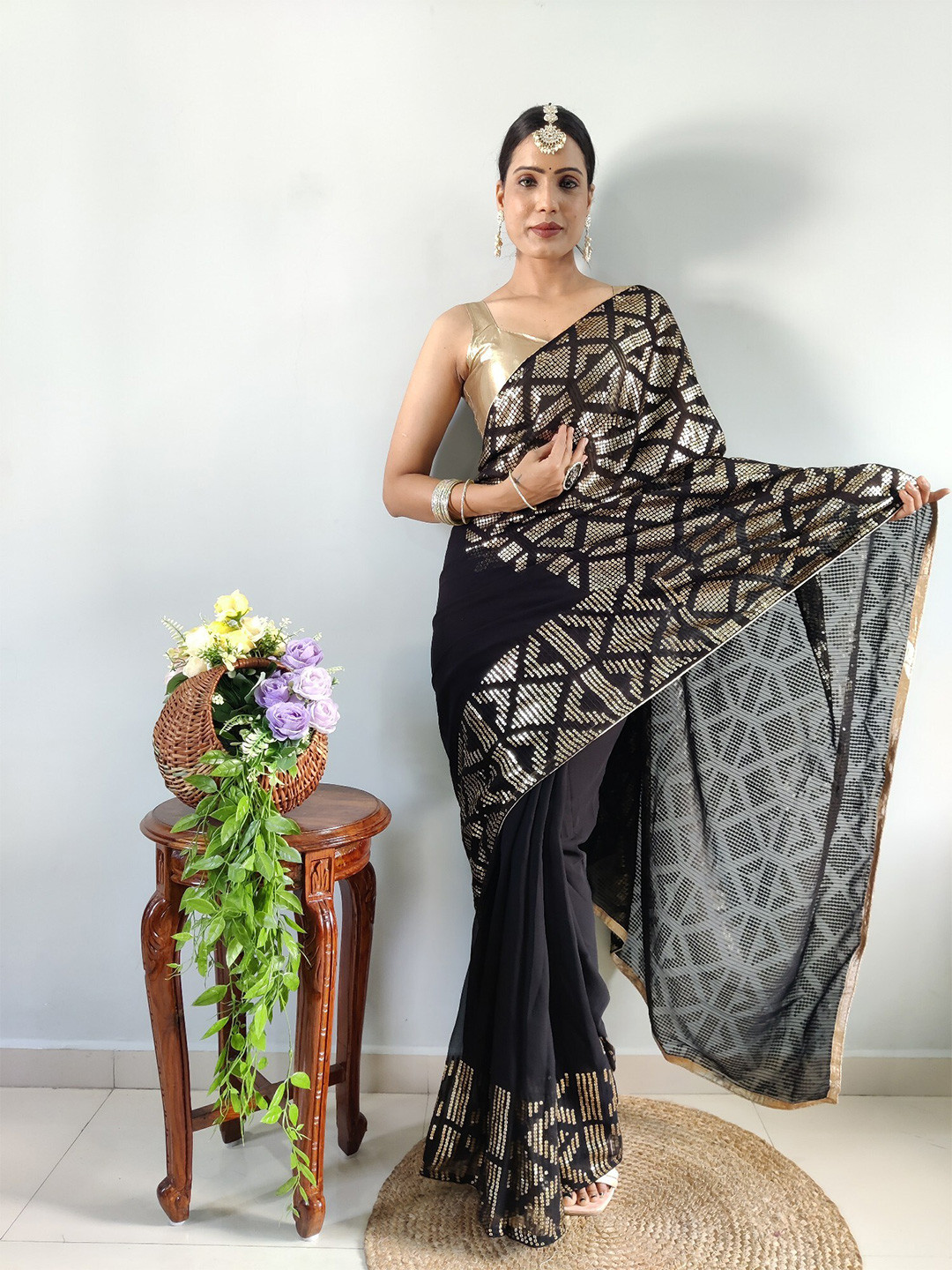 

DIVASTRI Embellished Sequinned Pure Georgette Saree, Black