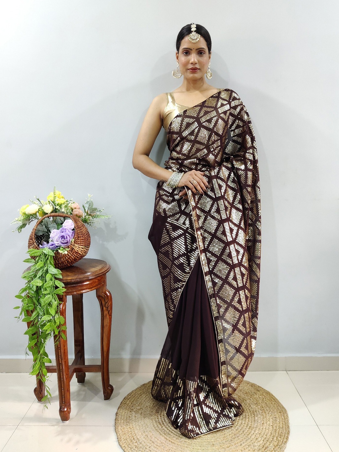 

DIVASTRI Embellished Pure Georgette Saree, Coffee brown