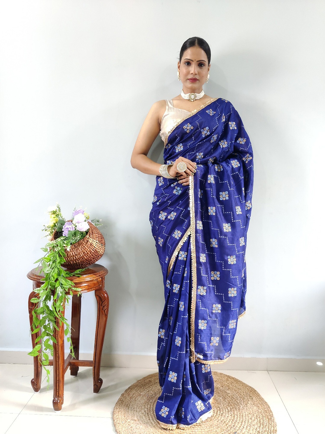 

DIVASTRI Geometric Printed Pure Georgette Ready to Wear Saree, Violet