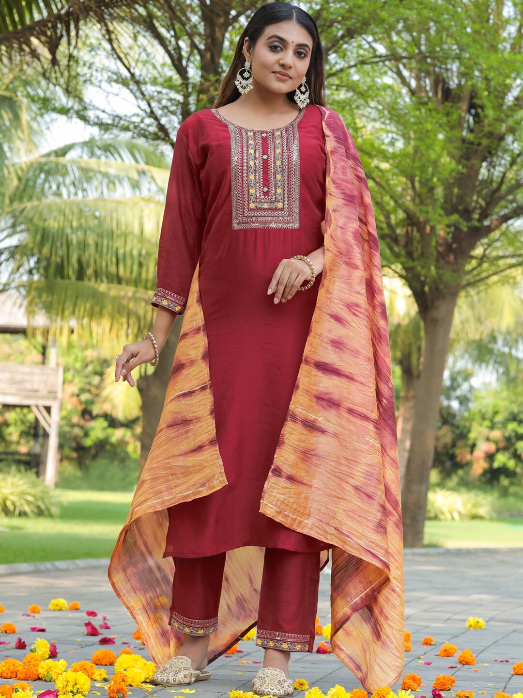 

Kiana House Of Fashion Ethnic Motifs Yoke Design Thread Work Straight Kurta & Trousers With Dupatta, Maroon