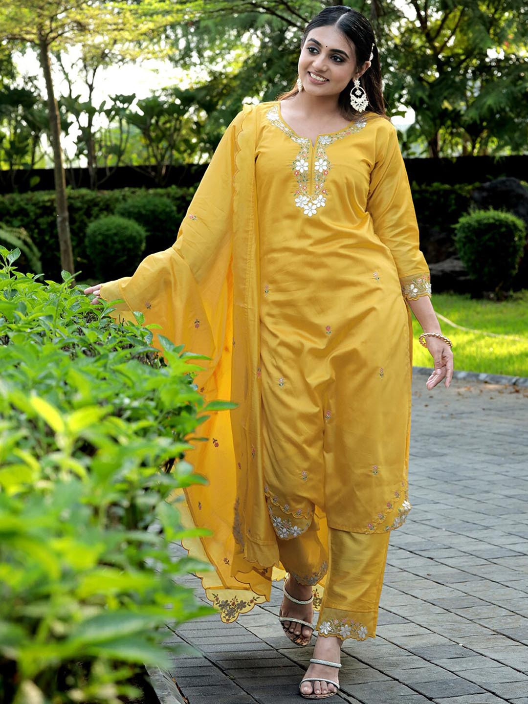 

Kiana House Of Fashion Embroidered Regular Kurta with Trousers & With Dupatta, Yellow