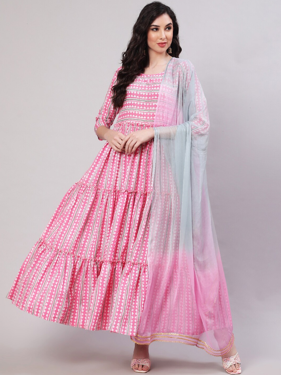 

GLAM ROOTS Geometric Printed Tiered Kurta & Trouse With Dupatta, Pink