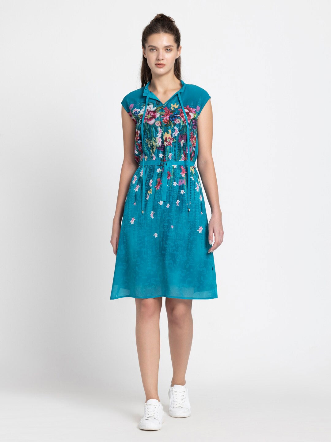 

SHAYE Floral Printed Tie-Up Neck Sleeveless Fit & Flare Dress With a Belt, Blue