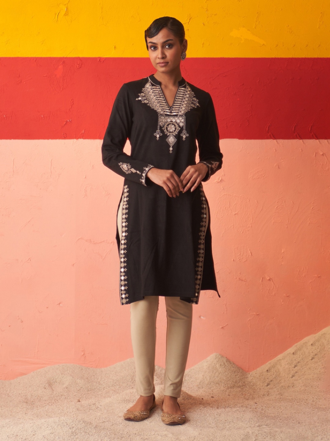 

Lakshita Ethnic Motifs Embroidered Straight Kurta, Black