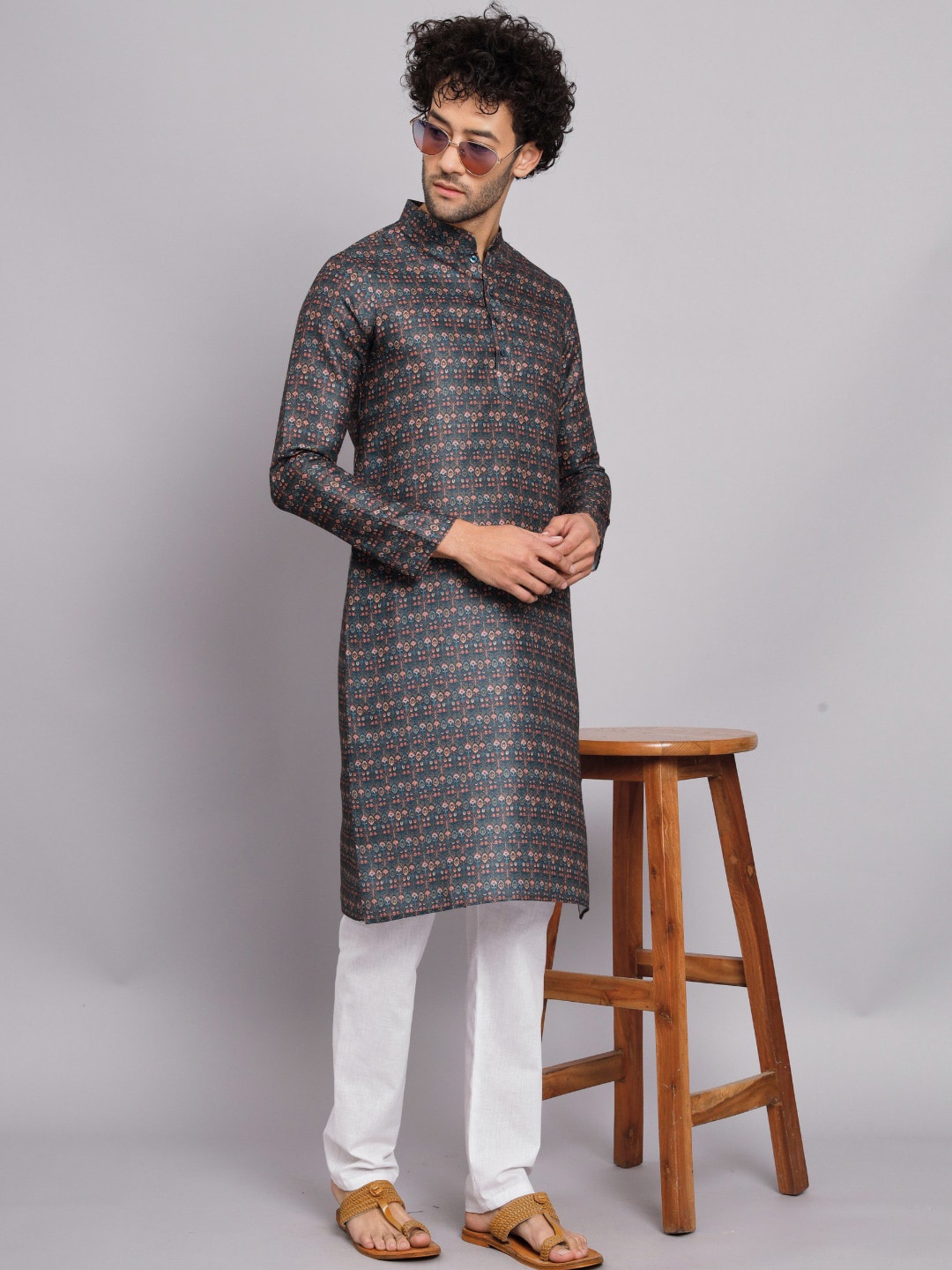 

FABDYOR Ethnic Motifs Printed Mandarin Collar Linen Straight Kurta, Navy blue