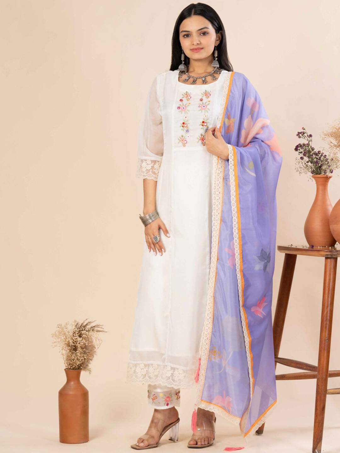 

HEEPOSH Floral Yoke Design Embroidered Kurta With Trousers & Dupatta, Cream