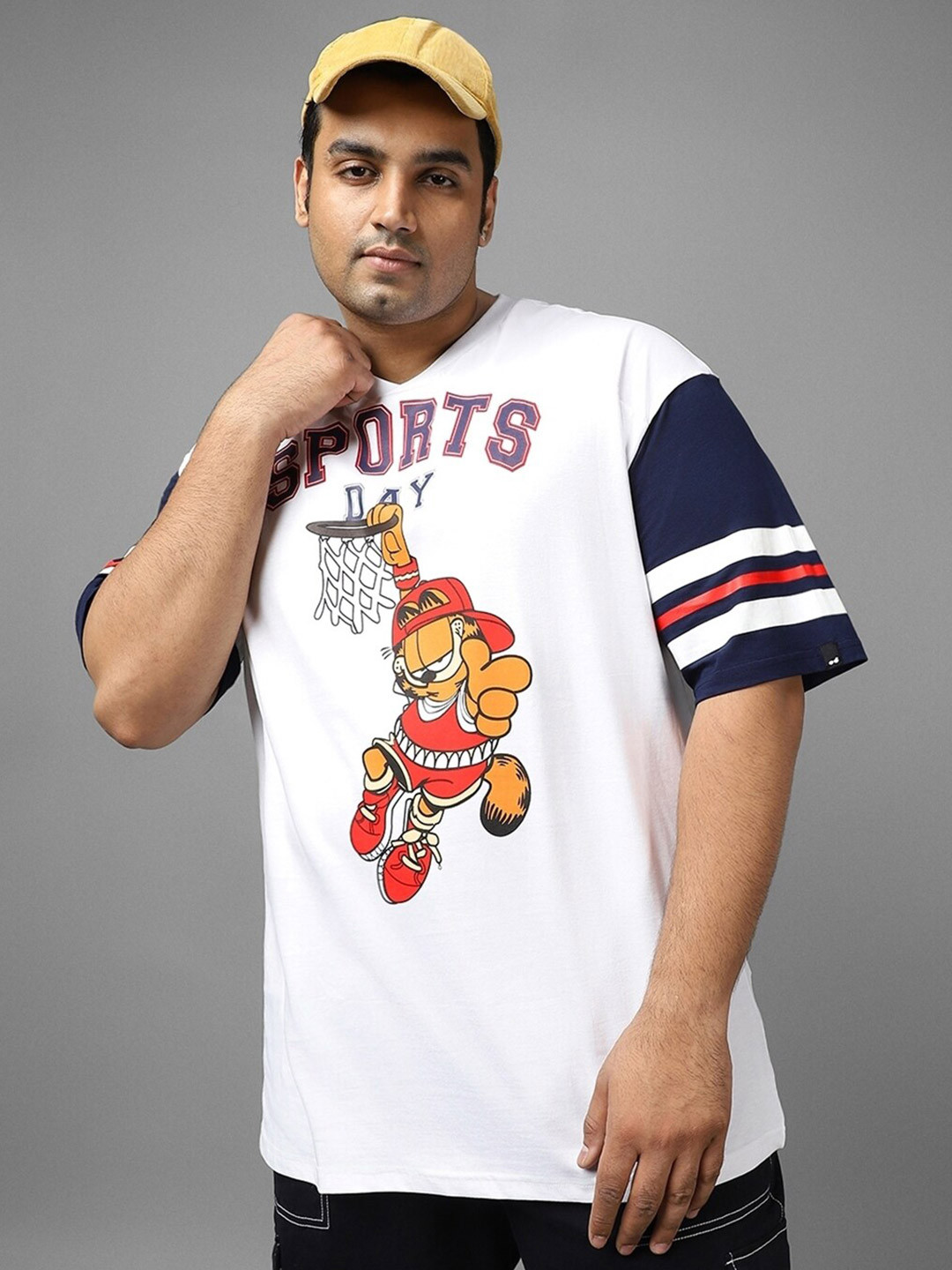 

Bewakoof Plus Size Garfield Printed Cotton Oversized T-shirt, White