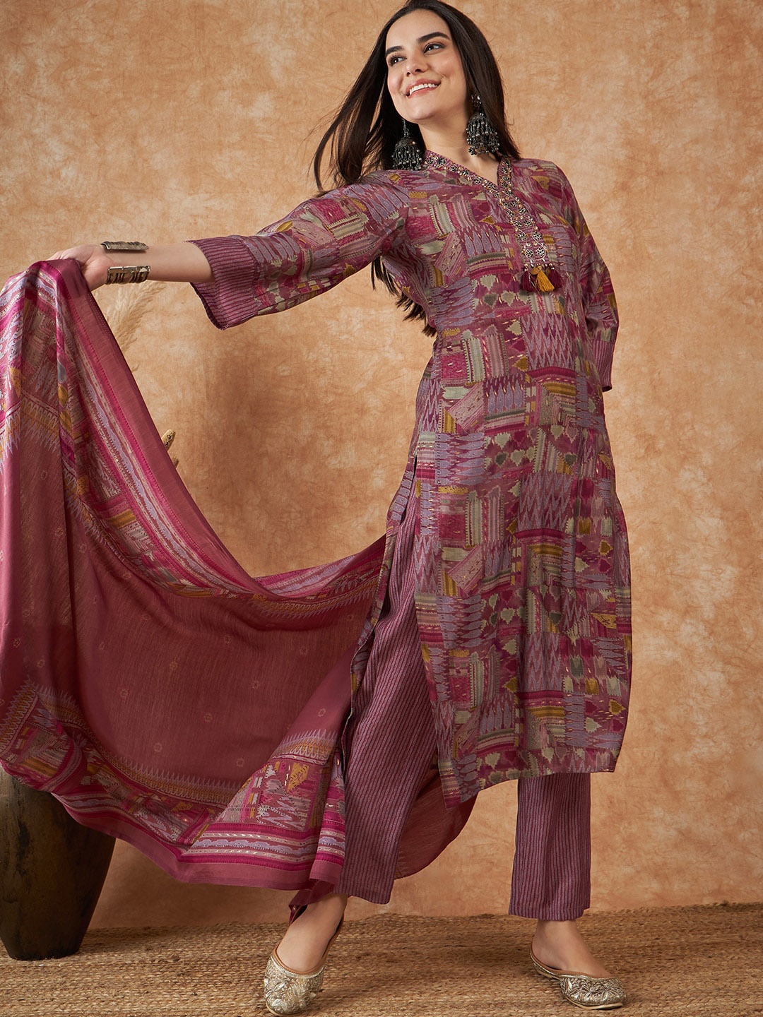

Sangria Abstract Printed V-Neck Beads and Stones Silk Staright Kurta With Trousers, Purple