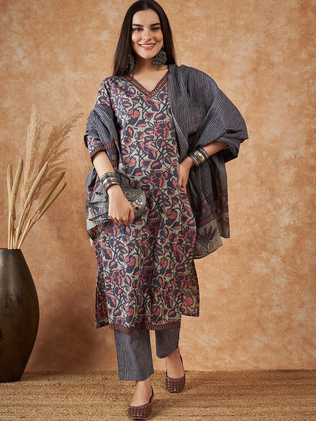 

Sangria Floral Printed Straight Kurta With Trousers & Dupatta, Navy blue