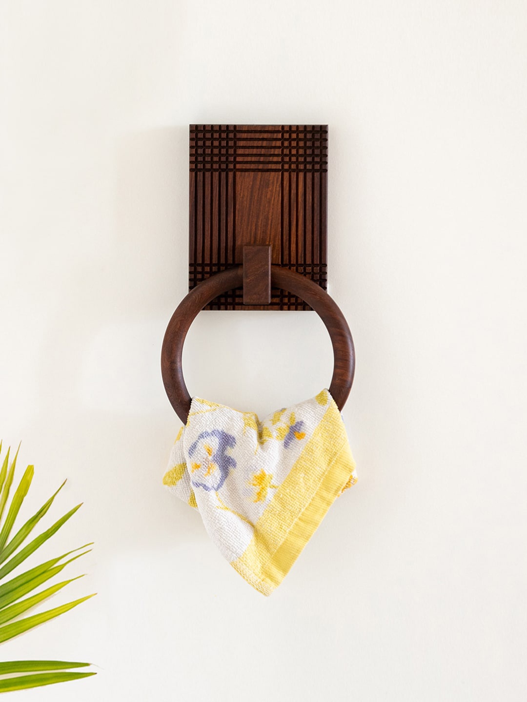 

ExclusiveLane Brown Wooden Checkered Frame Ring Towel Holder